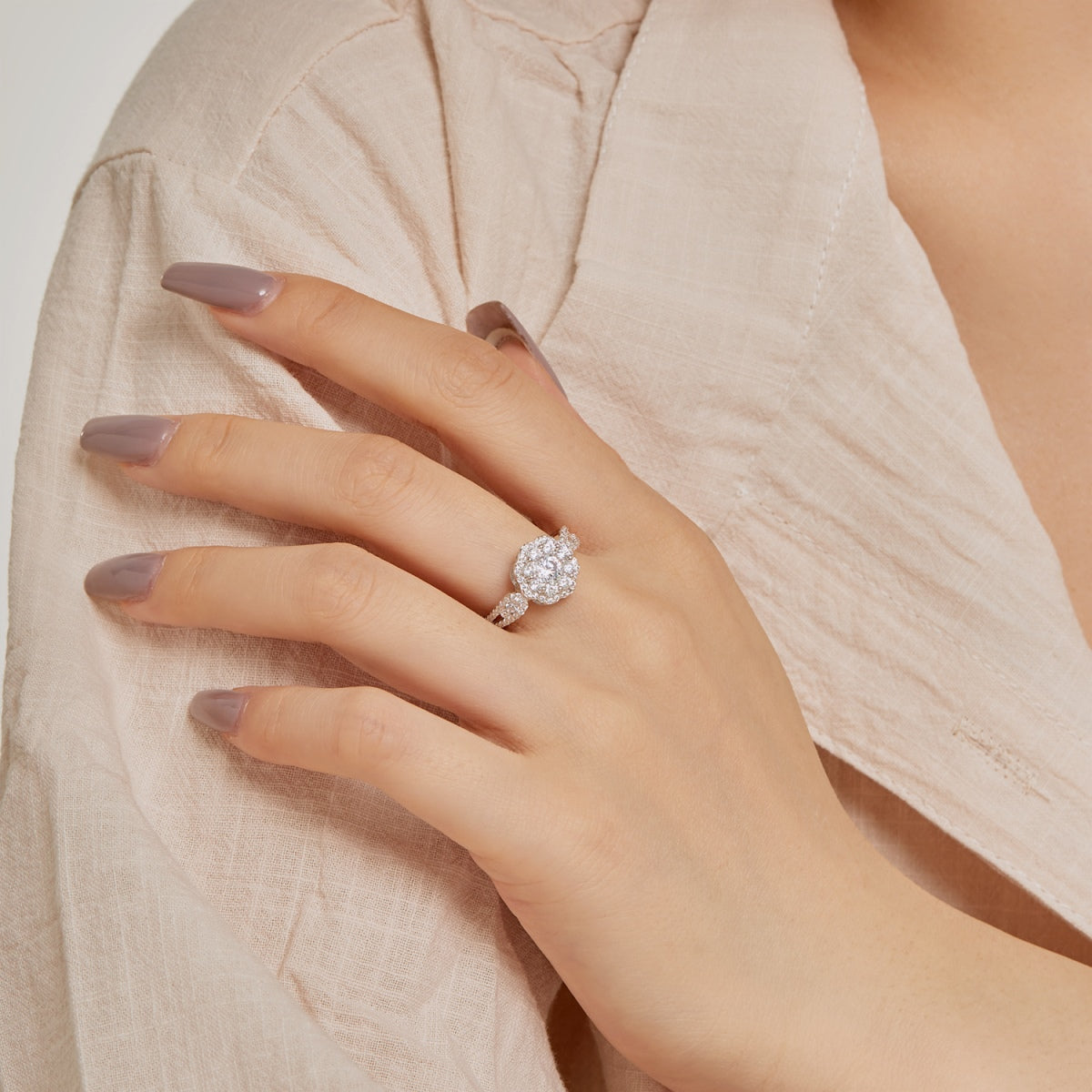 [Amore]Delicate Colorful Round Cut Flower Shape Wedding Ring