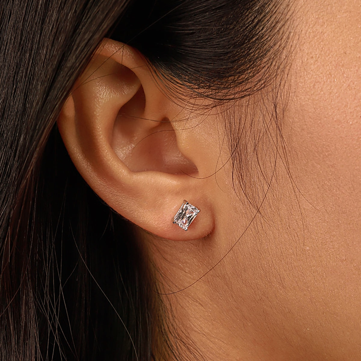 [Amore]Stylish Shiny Rectangular Center Stone Stud Earrings