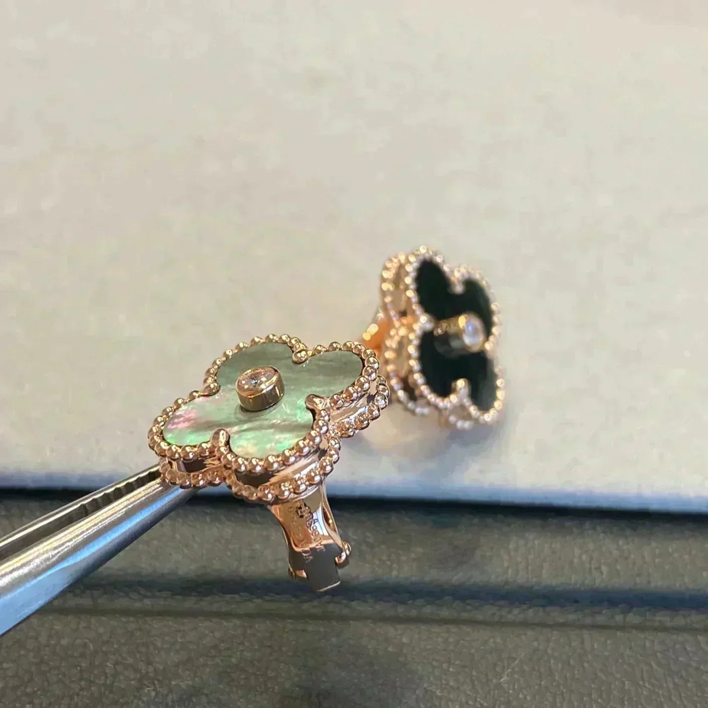 [Amore]CLOVER MEDIUM 1 MOTIFS GRAY MOP  DIAMOND EARRINGS