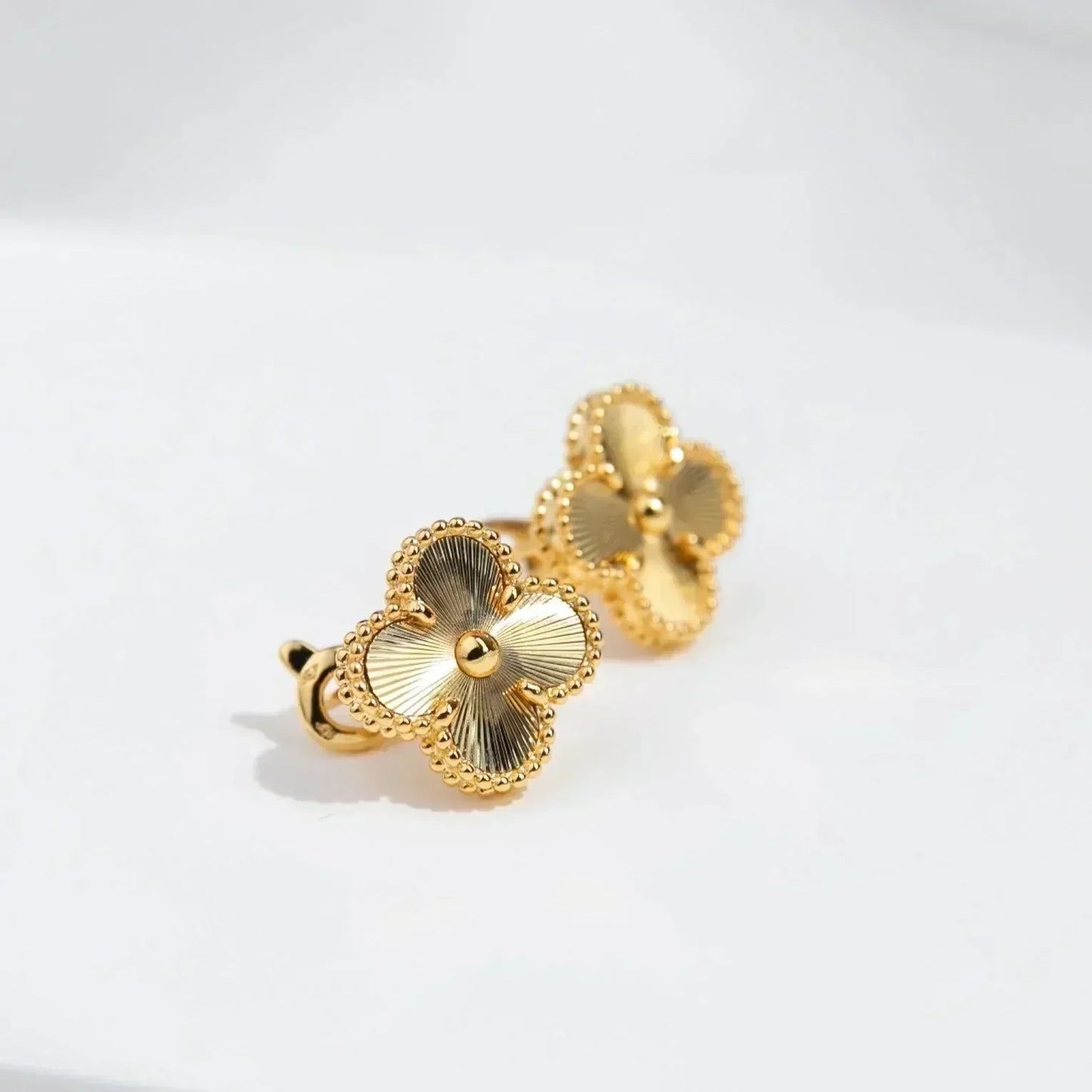 [Amore]CLOVER MEDIUM 1 MOTIFS LASER EARRINGS