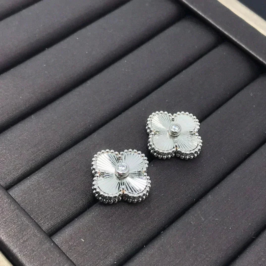 [Amore]CLOVER MINI 9.5MM LASER EARRINGS