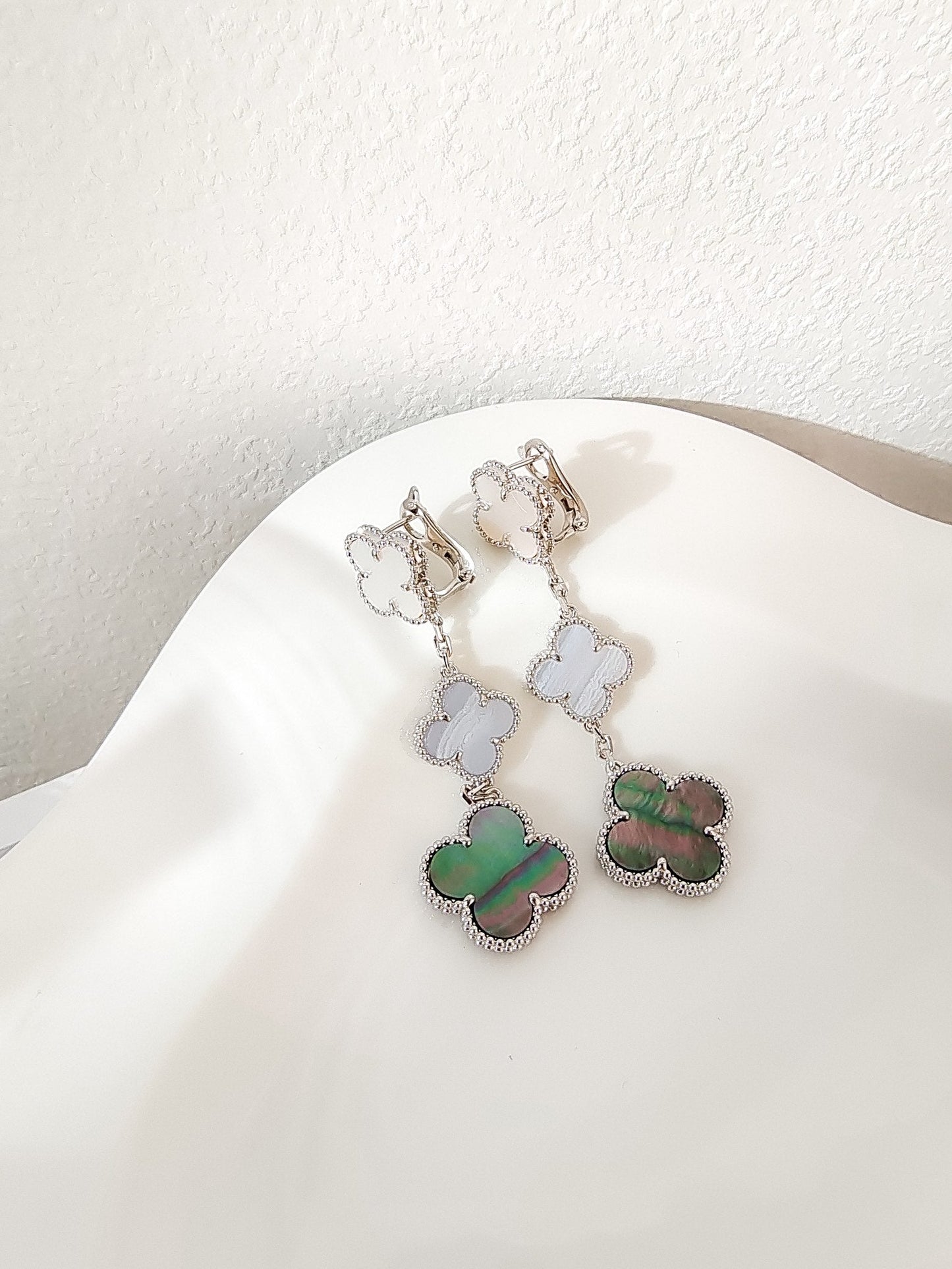 [Amore]CLOVER 3 MOTIFS CHALCEDONY DARK MOP SILVER EARRINGS