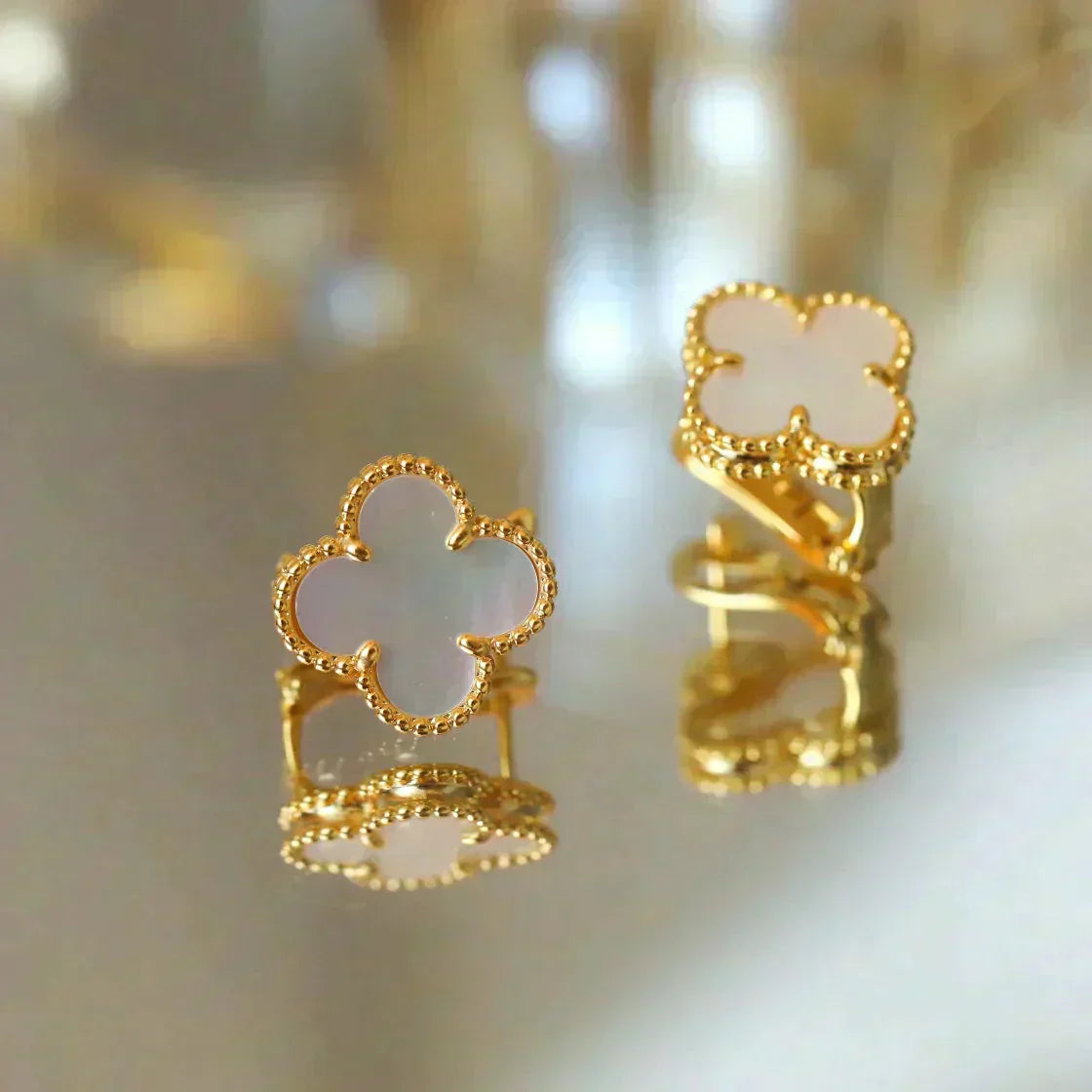 [Amore]CLOVER MEDIUM 1 MOTIFS  WHITE MOP STUD EARRINGS