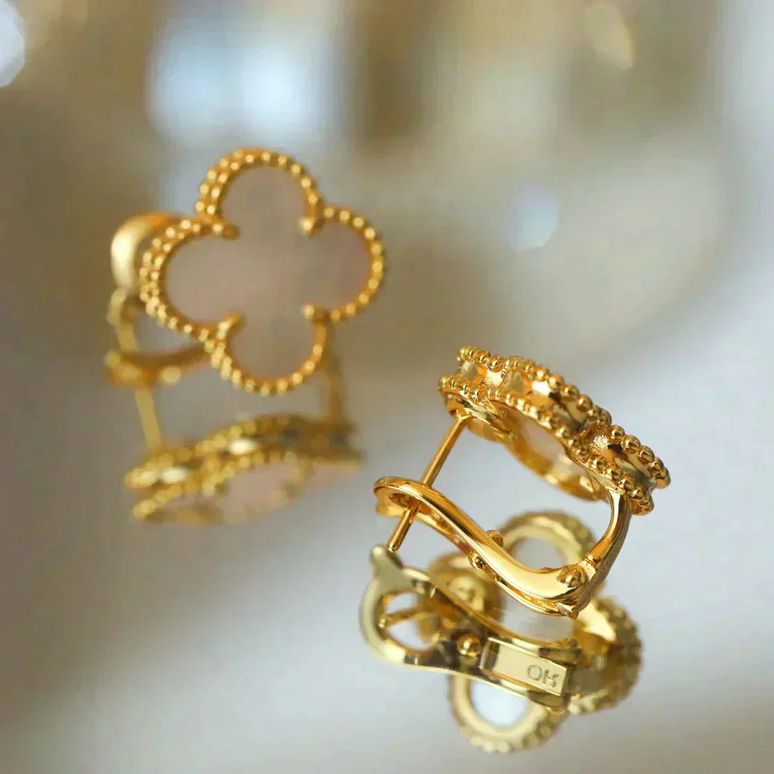 [Amore]CLOVER MEDIUM 1 MOTIFS  WHITE MOP STUD EARRINGS