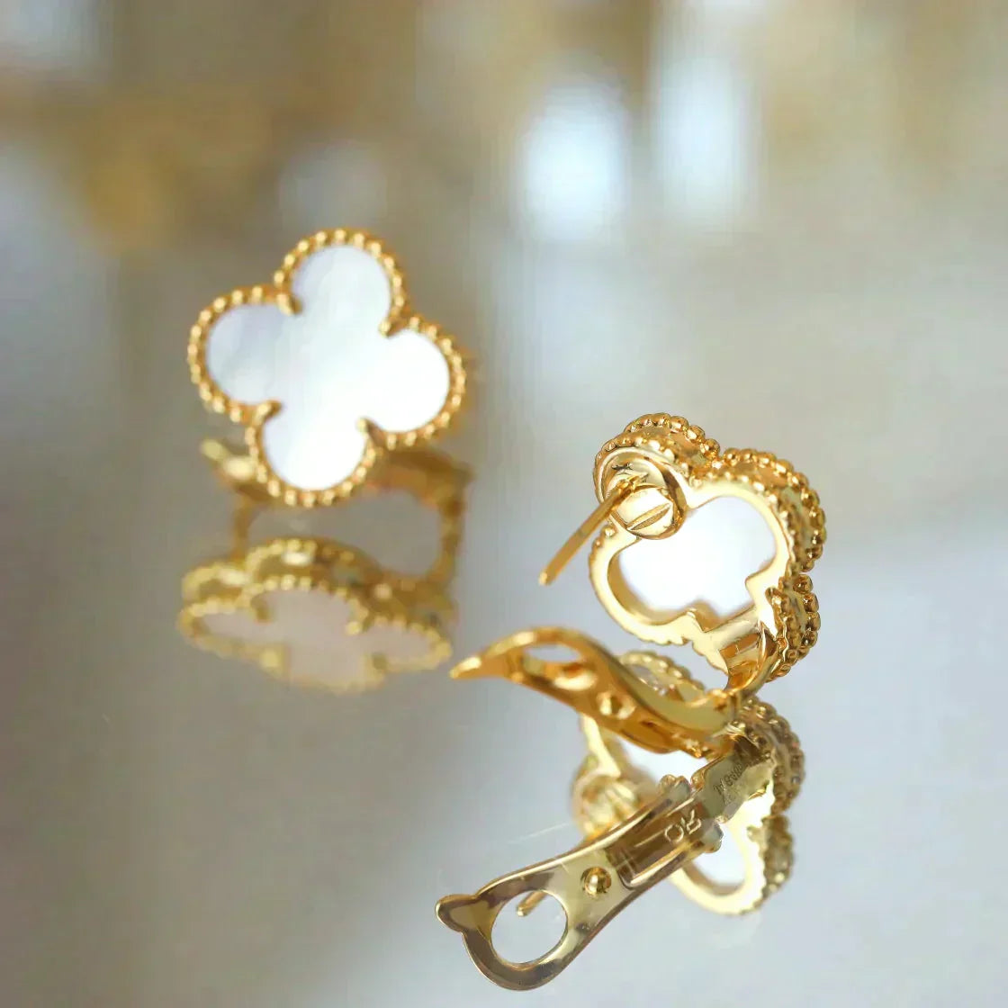[Amore]CLOVER MEDIUM 1 MOTIFS  WHITE MOP STUD EARRINGS