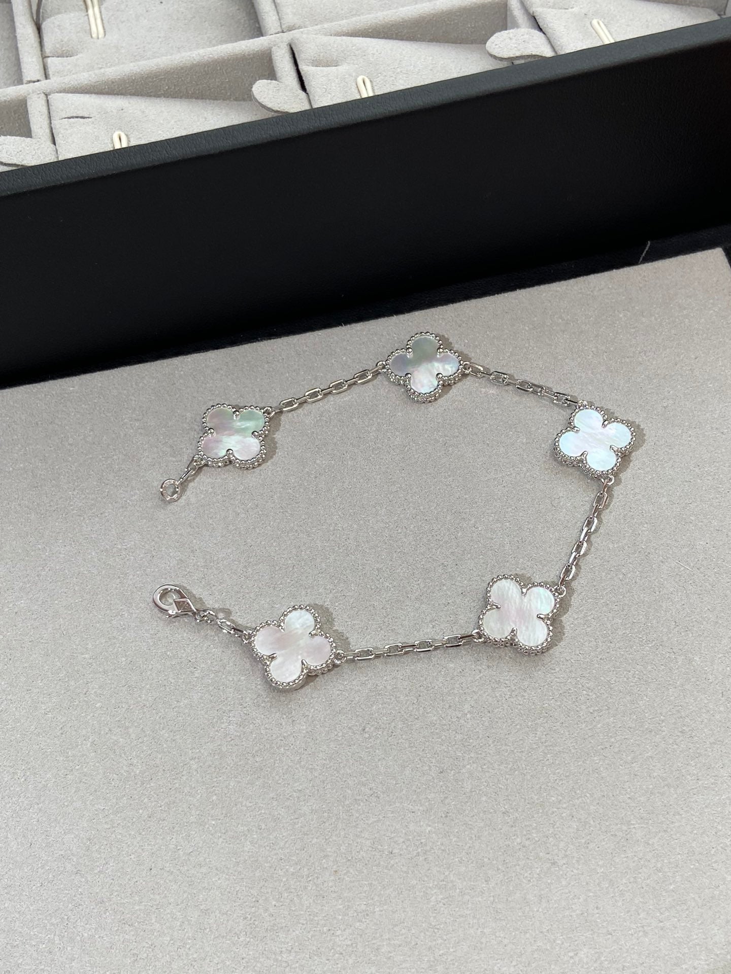 [Amore]CLOVER WHITE PEARL MOP 5 MOTIF BRACELET COLLECTION