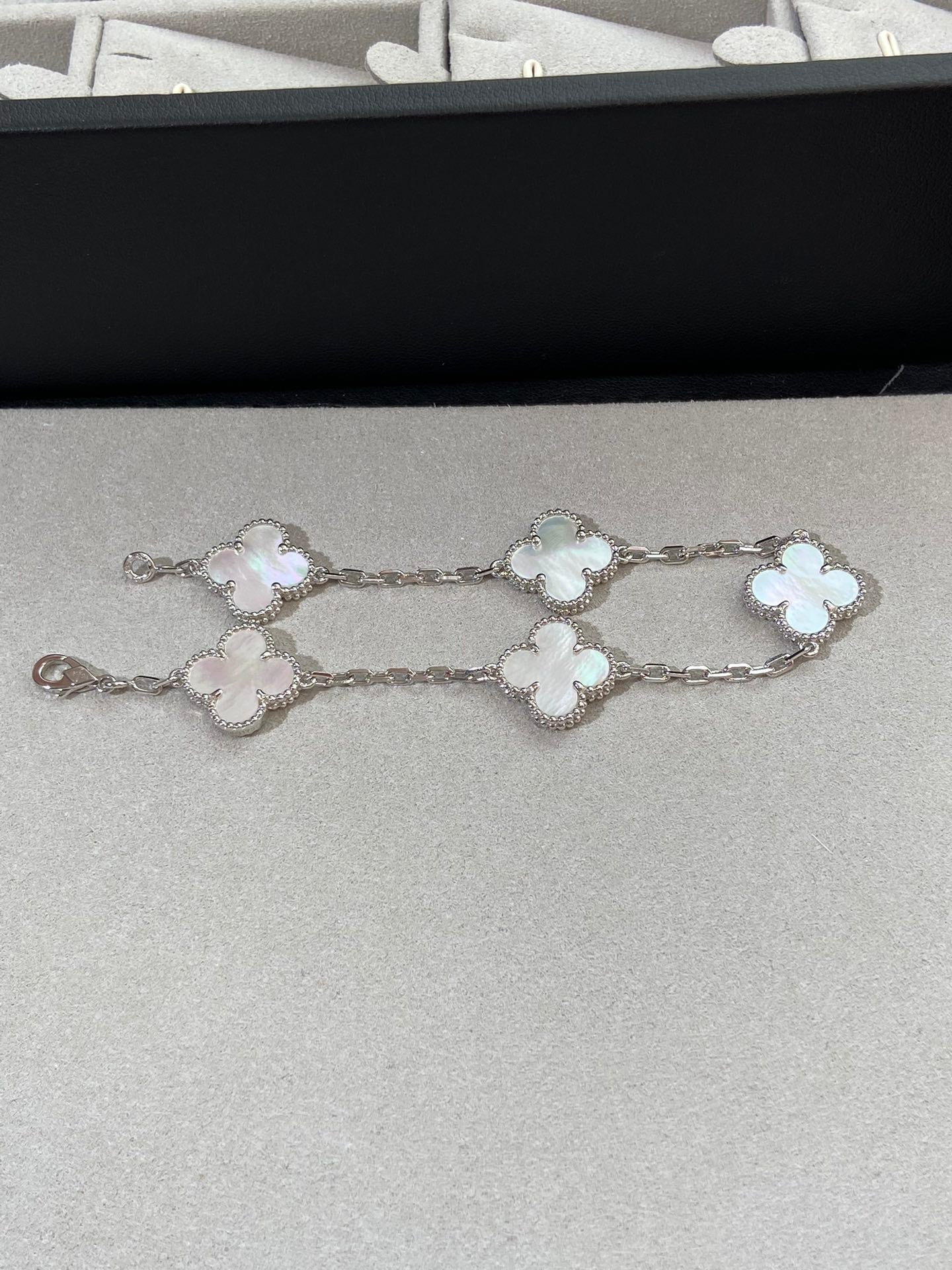 [Amore]CLOVER WHITE PEARL MOP 5 MOTIF BRACELET COLLECTION
