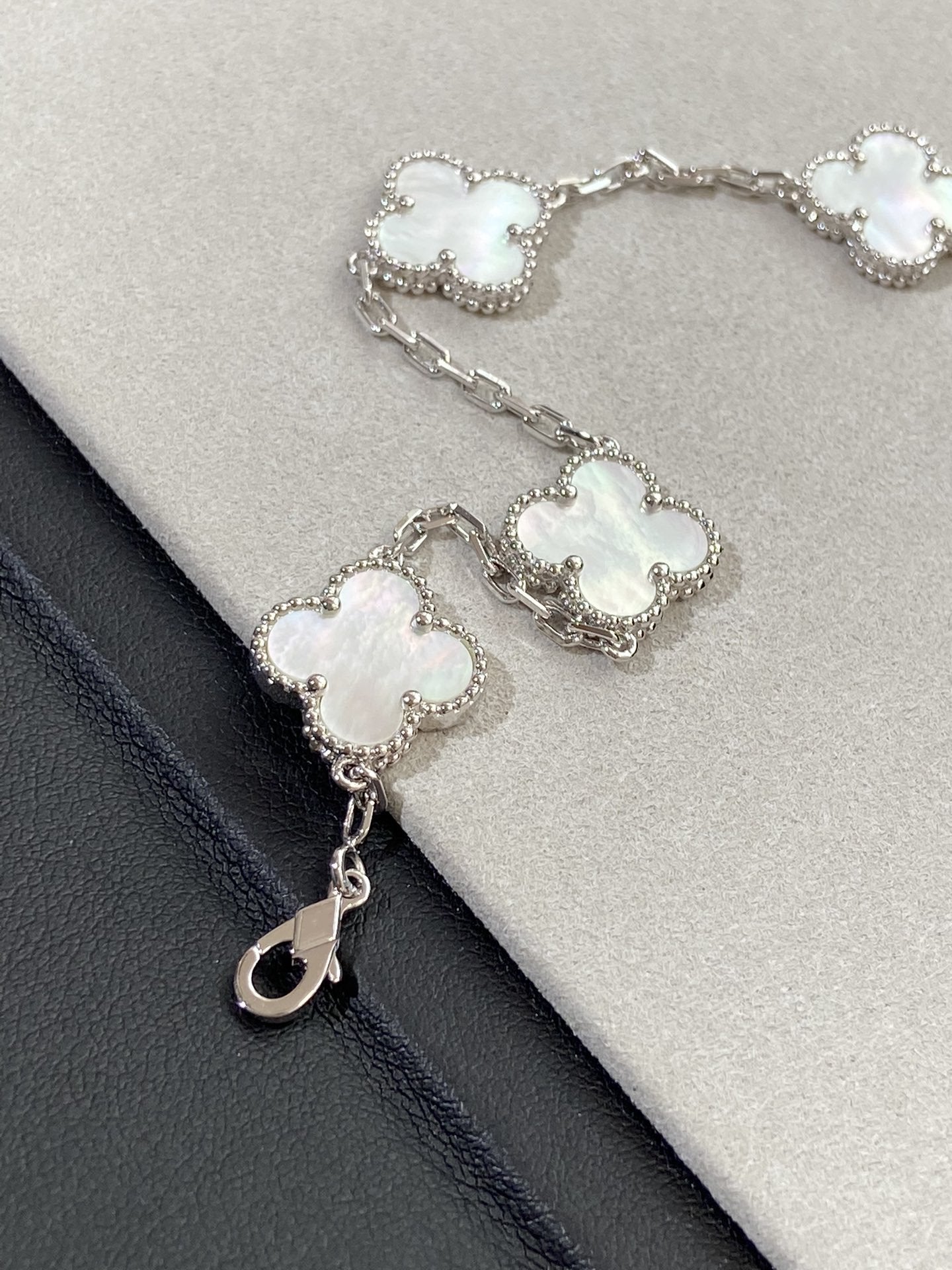 [Amore]CLOVER WHITE PEARL MOP 5 MOTIF BRACELET COLLECTION