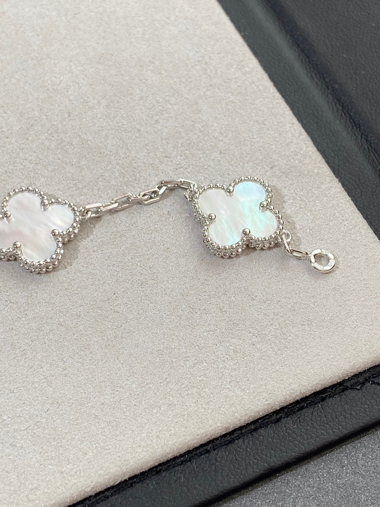 [Amore]CLOVER WHITE PEARL MOP 5 MOTIF BRACELET COLLECTION
