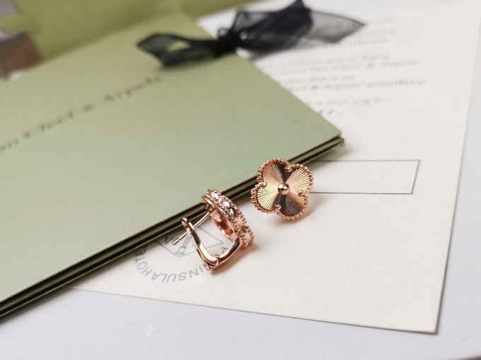 [Amore]CLOVER MEDIUM STUD EARRINGS