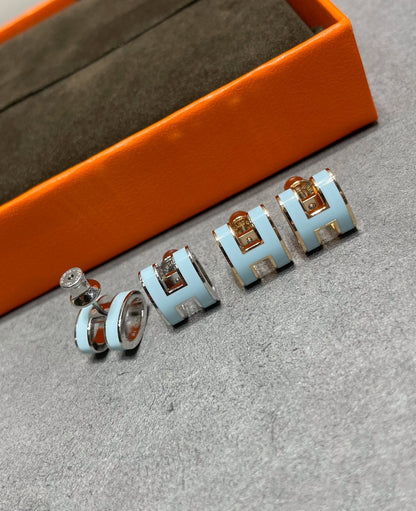 [Amore]POP H SKY BLUE STUD EARRINGS