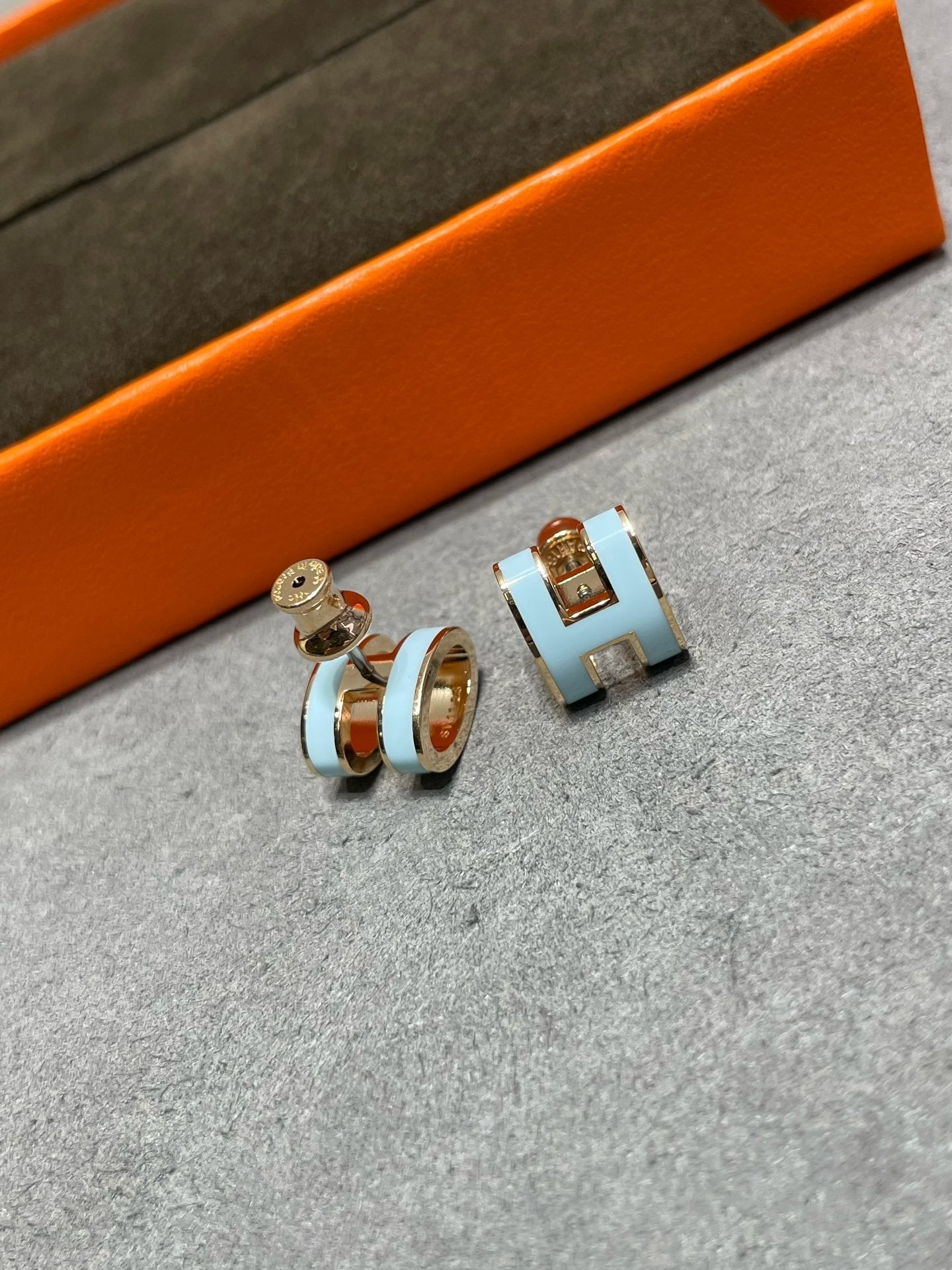 [Amore]POP H SKY BLUE STUD EARRINGS