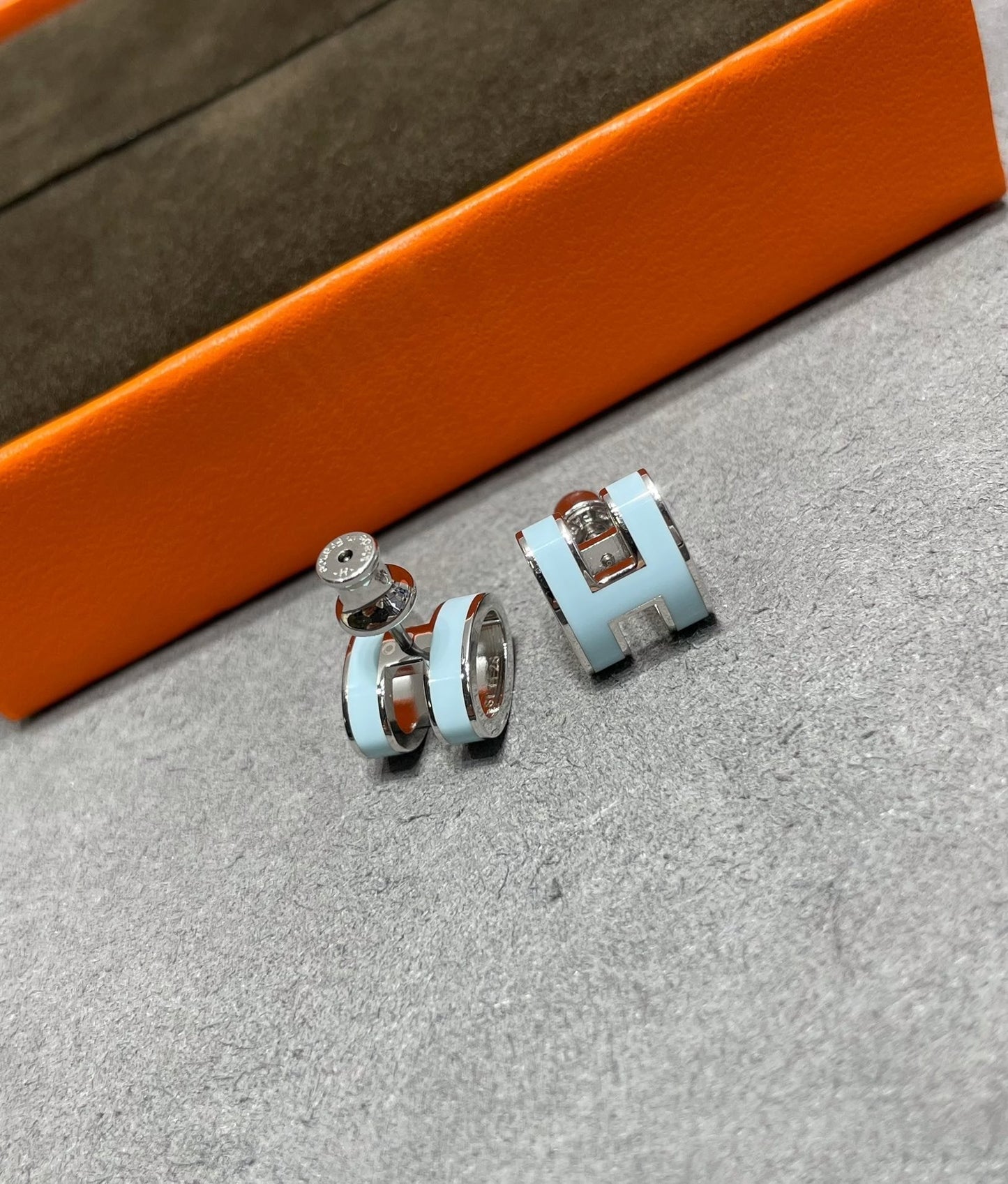 [Amore]POP H SKY BLUE STUD EARRINGS