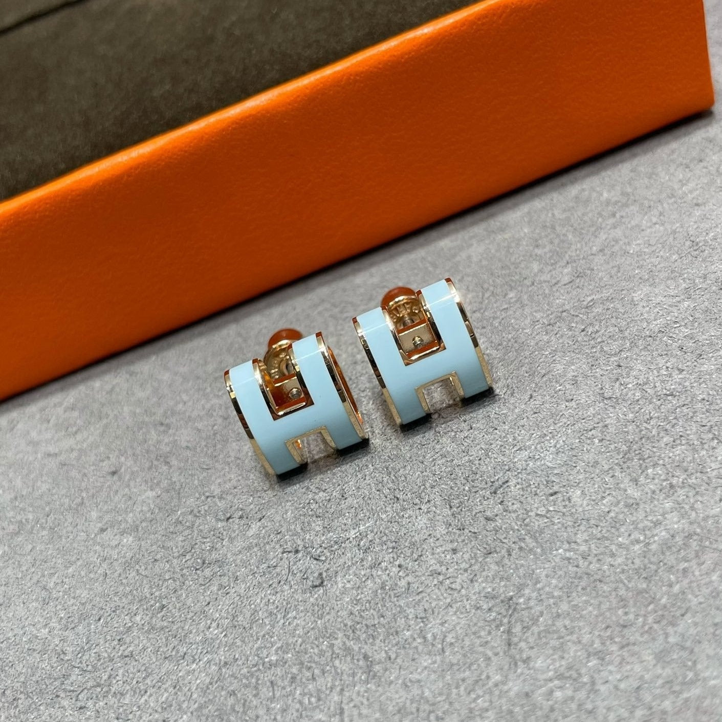 [Amore]POP H SKY BLUE STUD EARRINGS