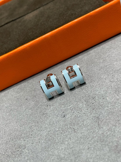[Amore]POP H SKY BLUE STUD EARRINGS