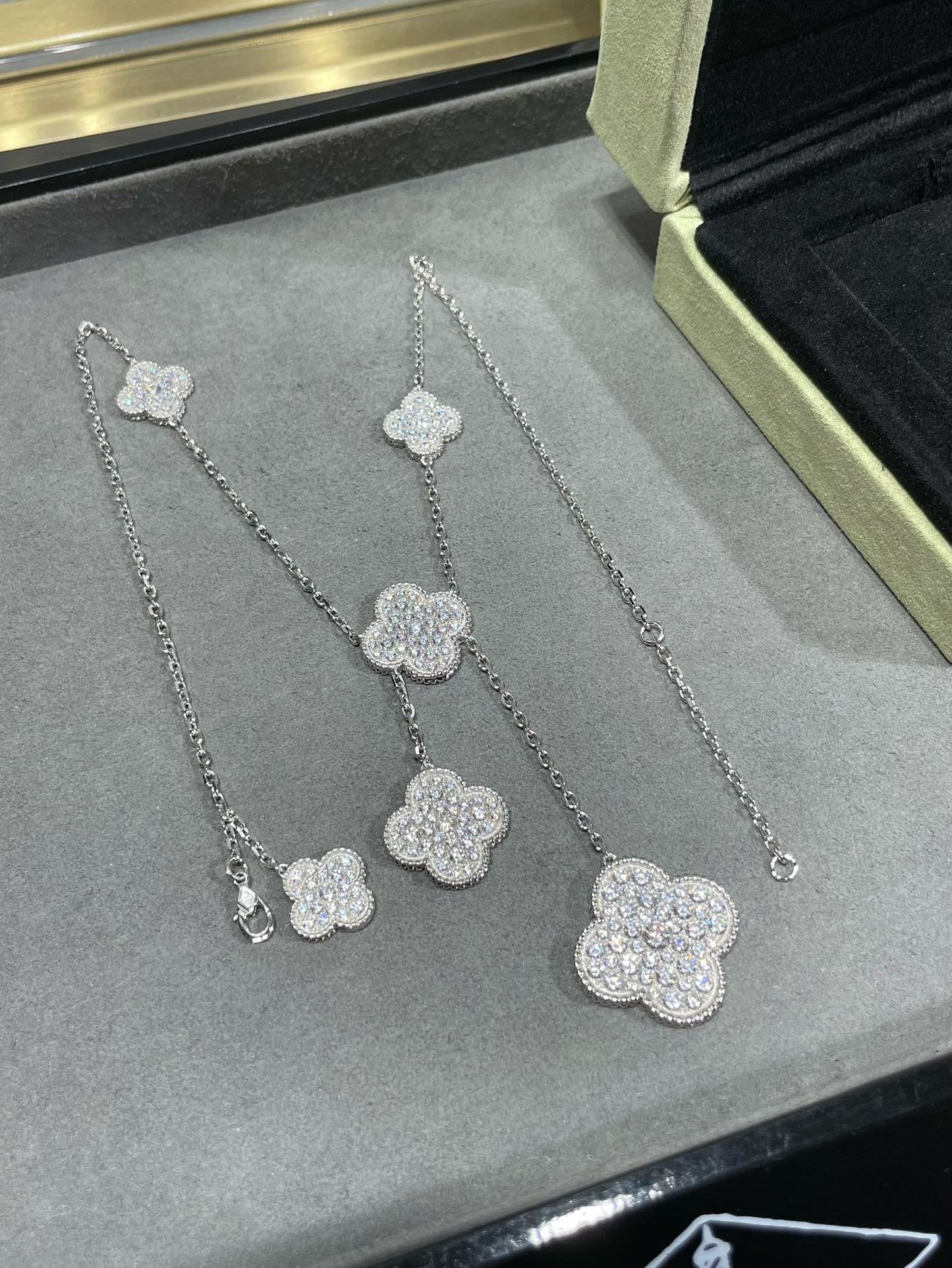 [Amore]CLOVER 6 MOTIF DIAMOND PAVED NECKLACE
