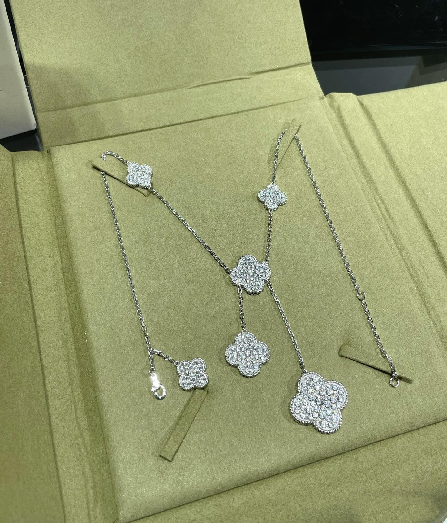 [Amore]CLOVER 6 MOTIF DIAMOND PAVED NECKLACE