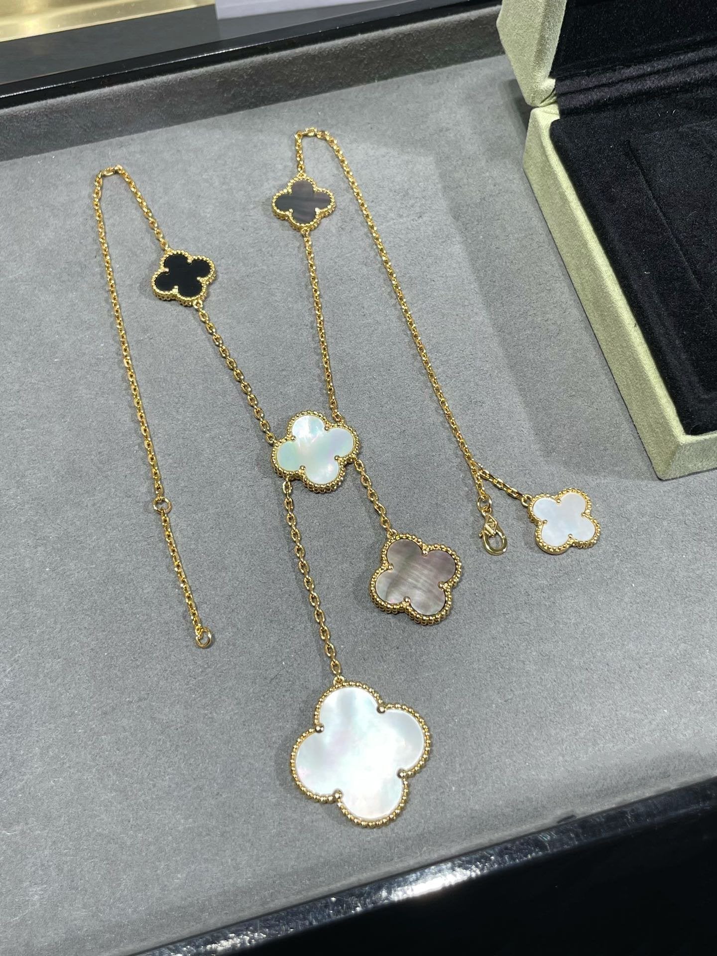 [Amore]CLOVER 6 MOTIF MOP ONYX GOLD NECKLACE