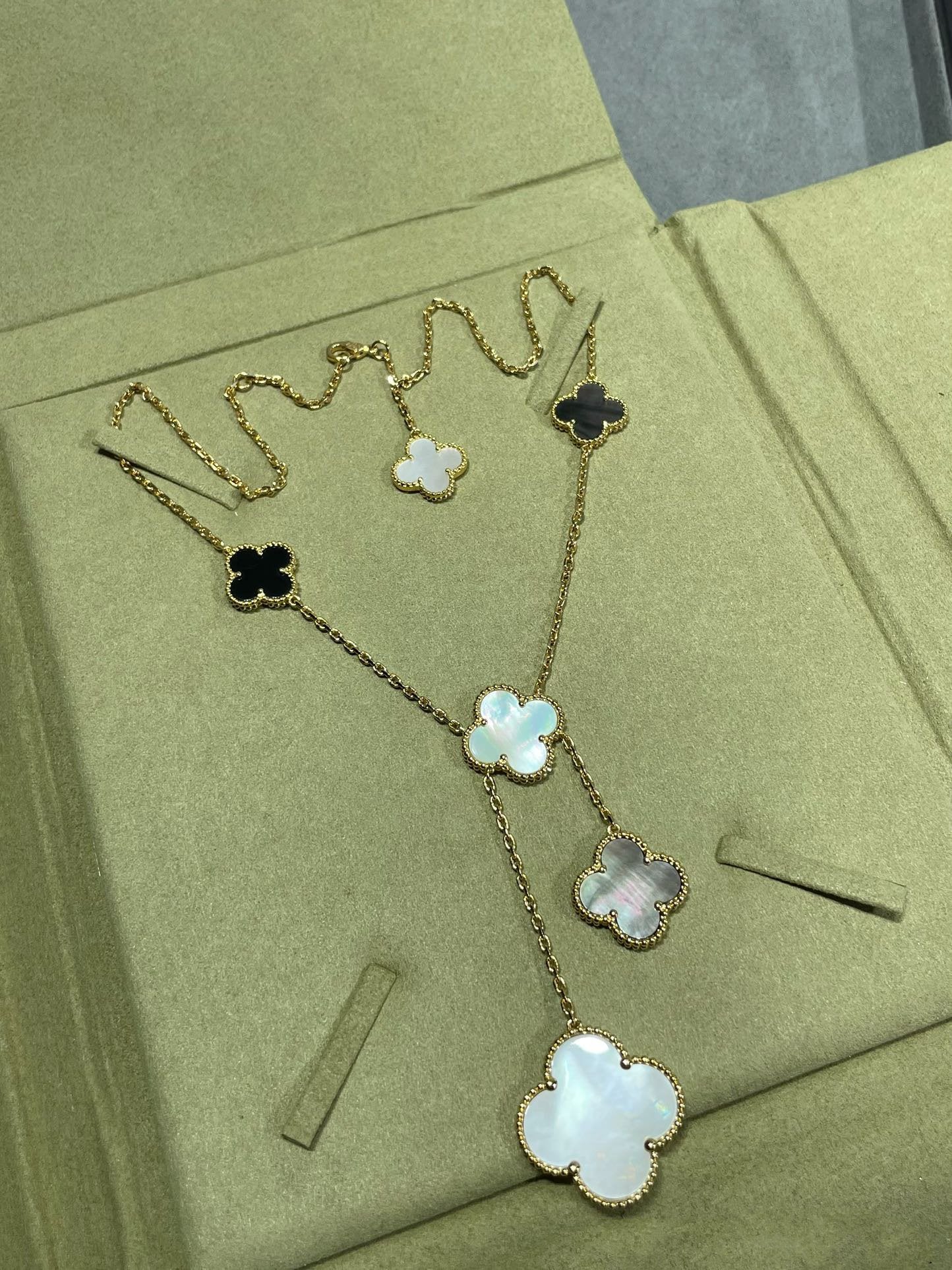[Amore]CLOVER 6 MOTIF MOP ONYX GOLD NECKLACE