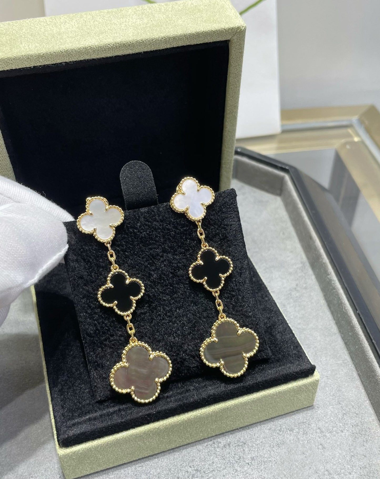 [Amore]CLOVER 3 MOTIF MOP ONYX DARK MOP PINK GOLD EARRINGS