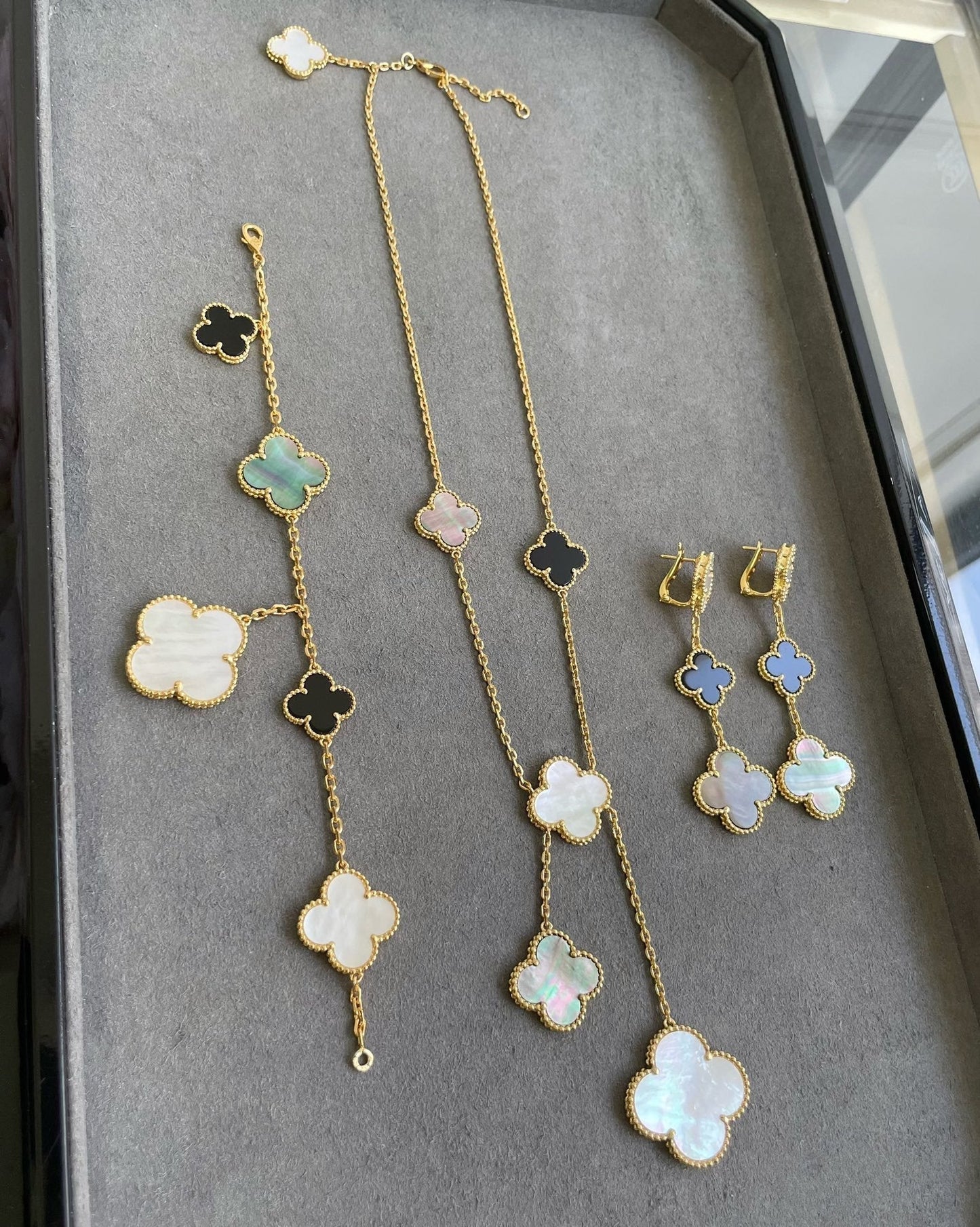 [Amore]CLOVER 3 MOTIF MOP ONYX DARK MOP PINK GOLD EARRINGS