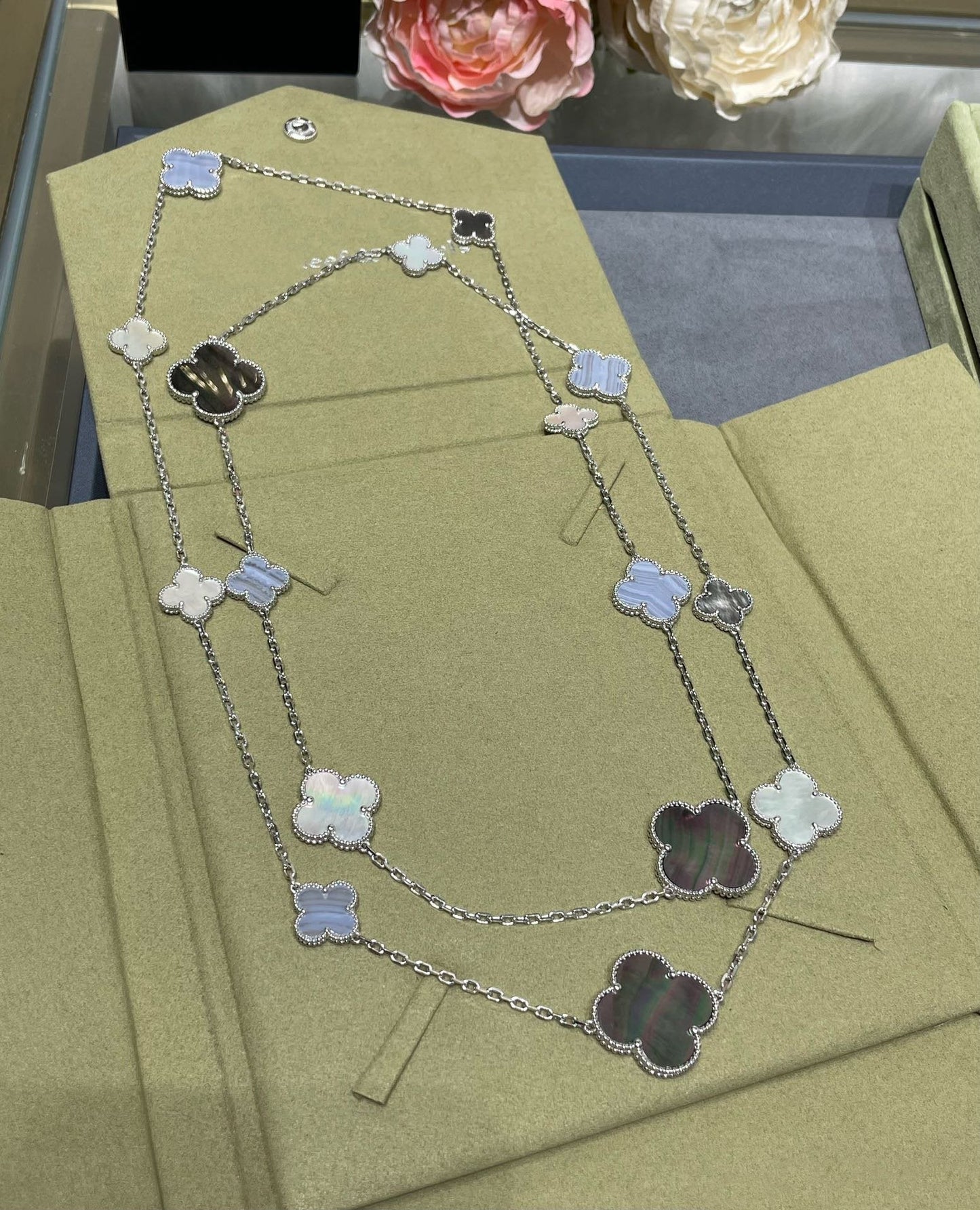 [Amore]CLOVER 16 MOTIF CHALCEDONY MOP SILVER NECKLACE