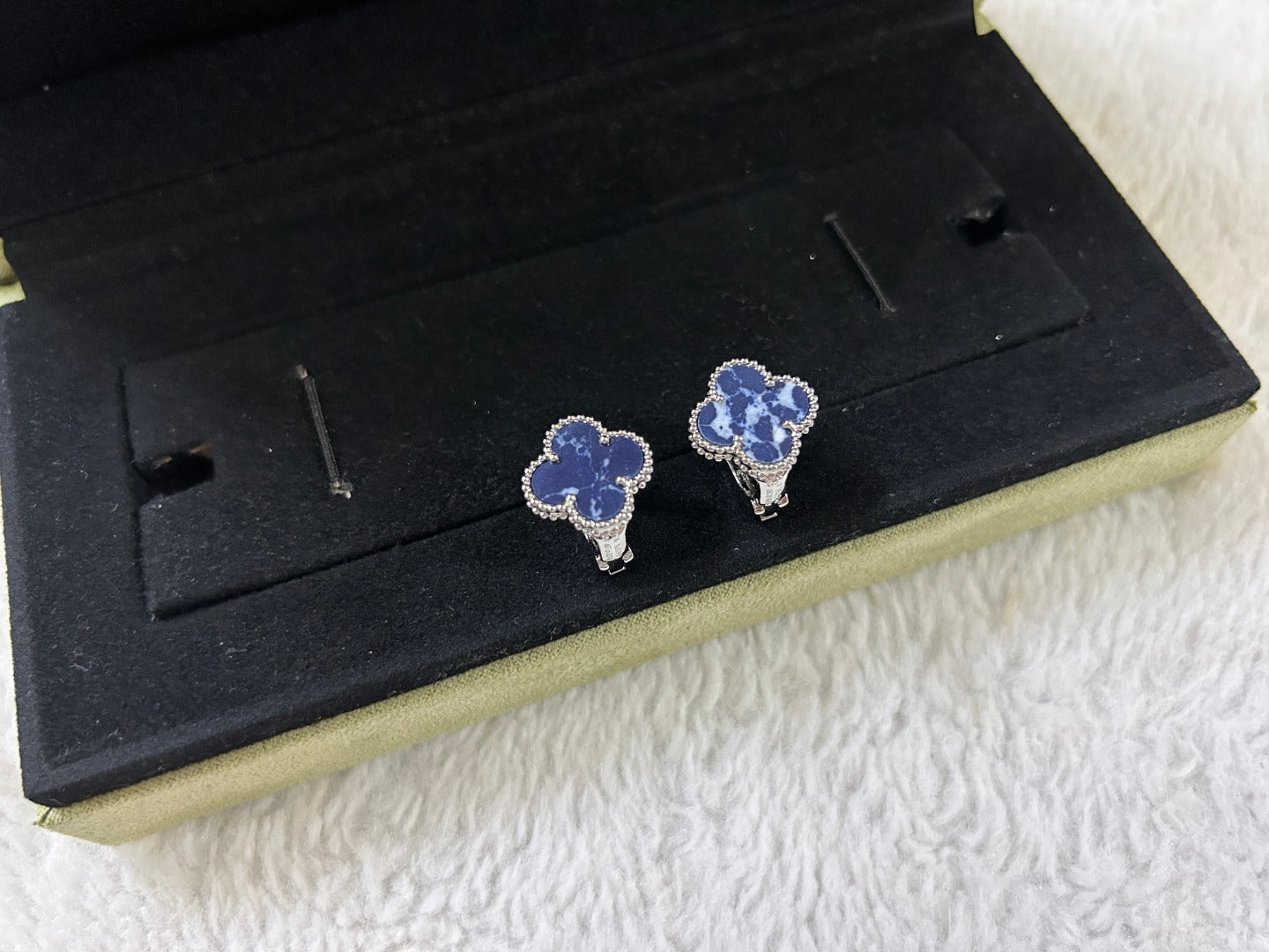 [Amore]CLOVER PIETERSITE MEDIUM STUD EARRINGS