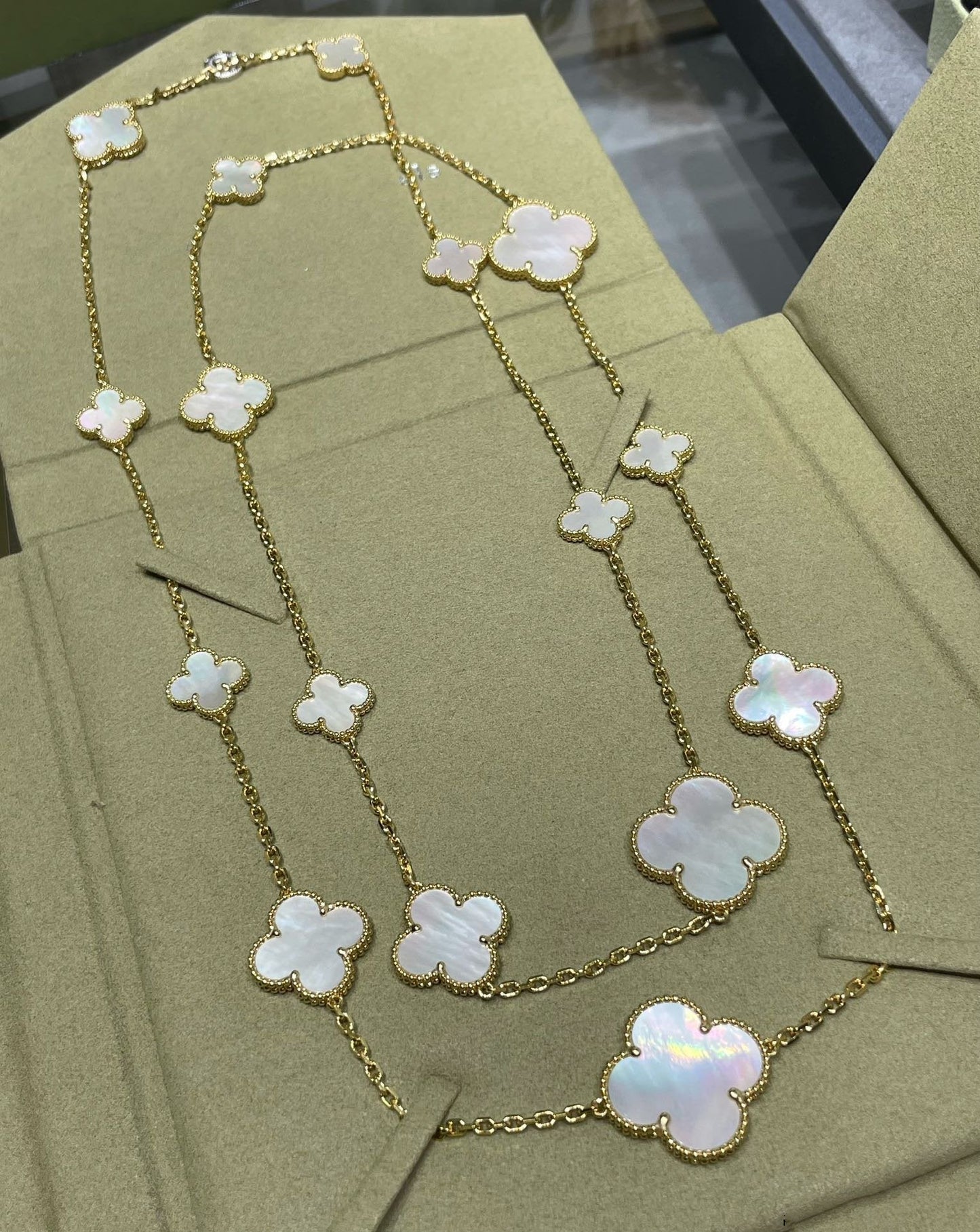 [Amore]CLOVER 16 MOTIF WHITE MOP GOLD NECKLACE