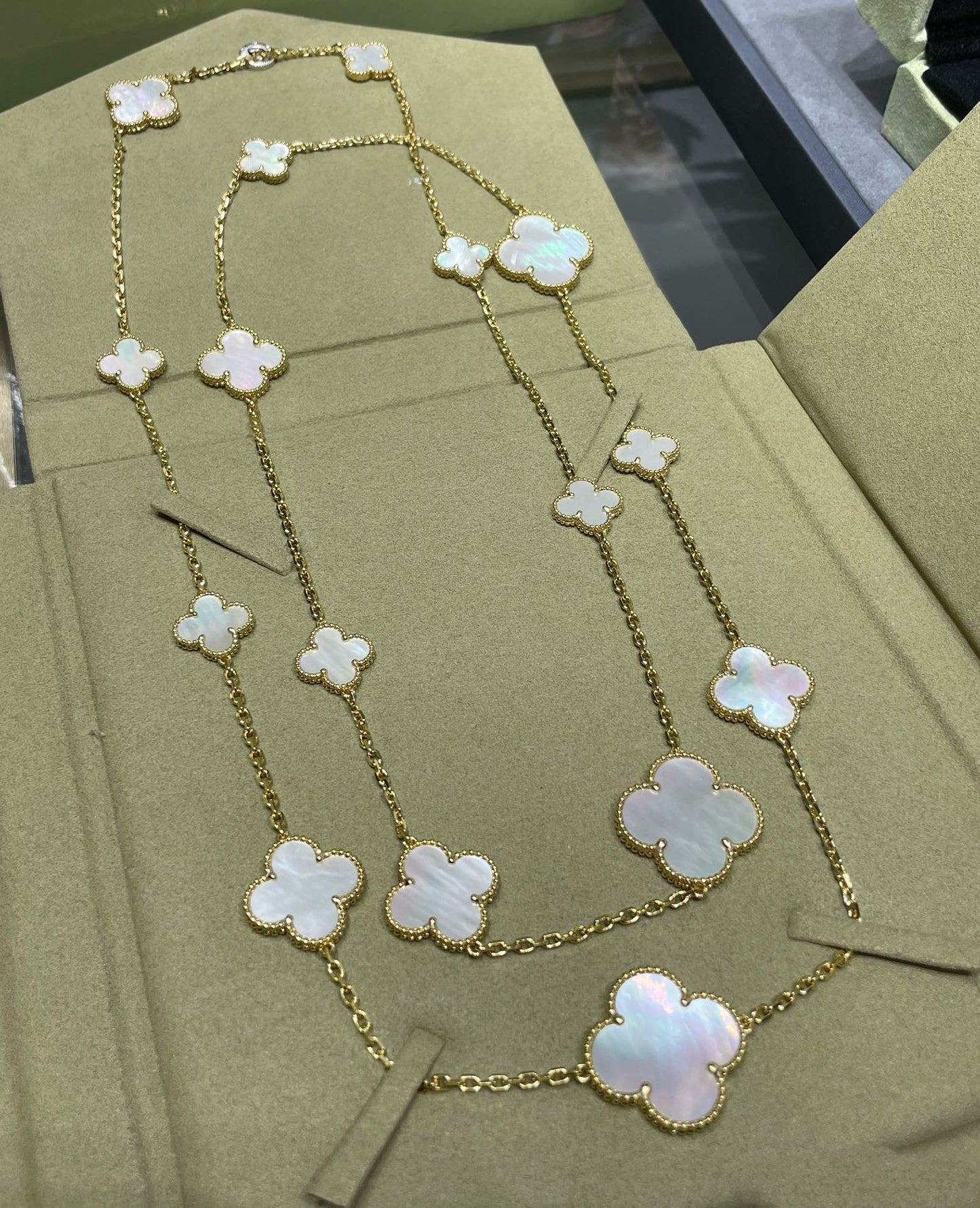 [Amore]CLOVER 16 MOTIF WHITE MOP GOLD NECKLACE