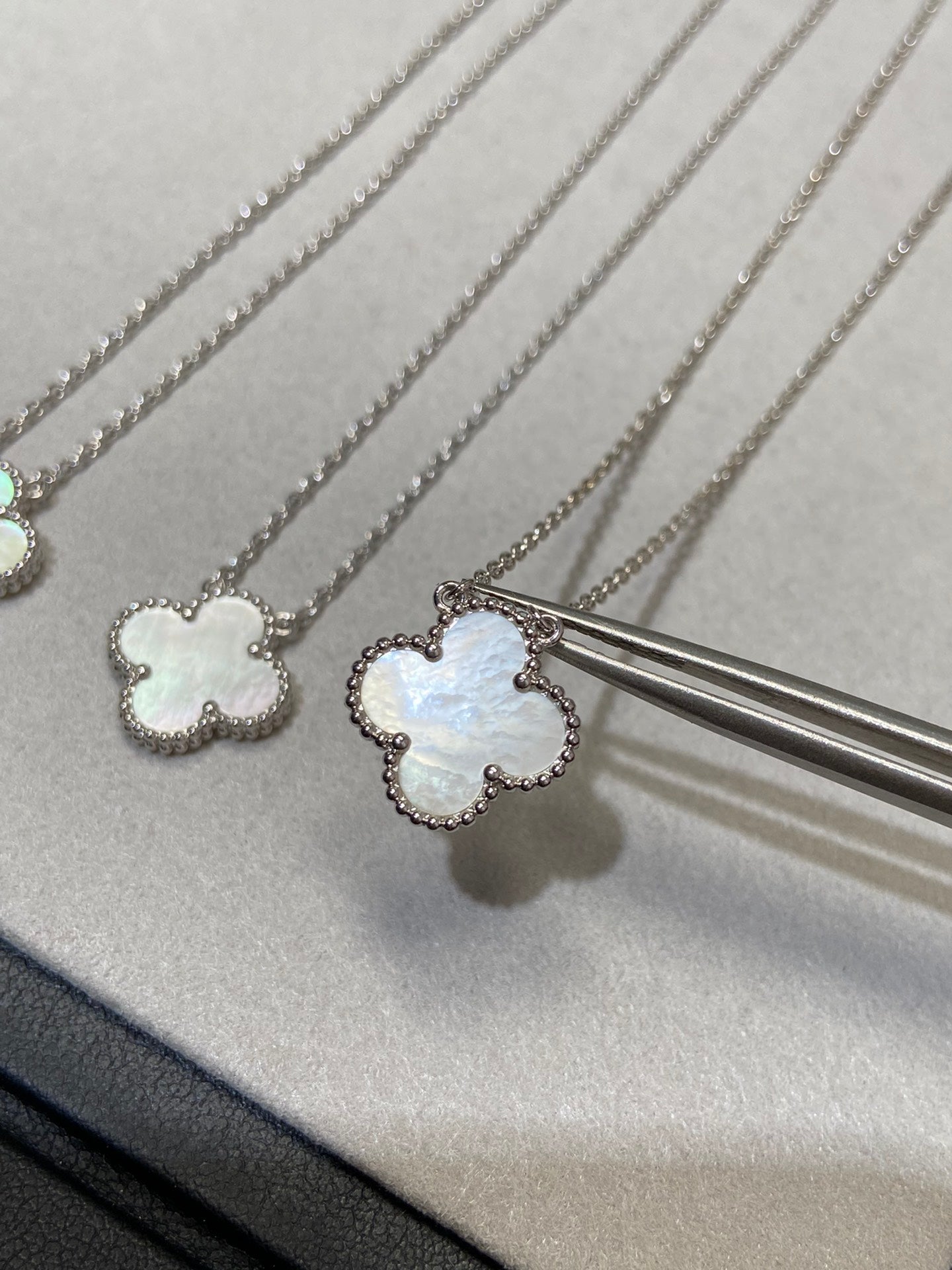 [Amore]CLOVER MEDIUM SILVER WHITE MOP NECKLACE