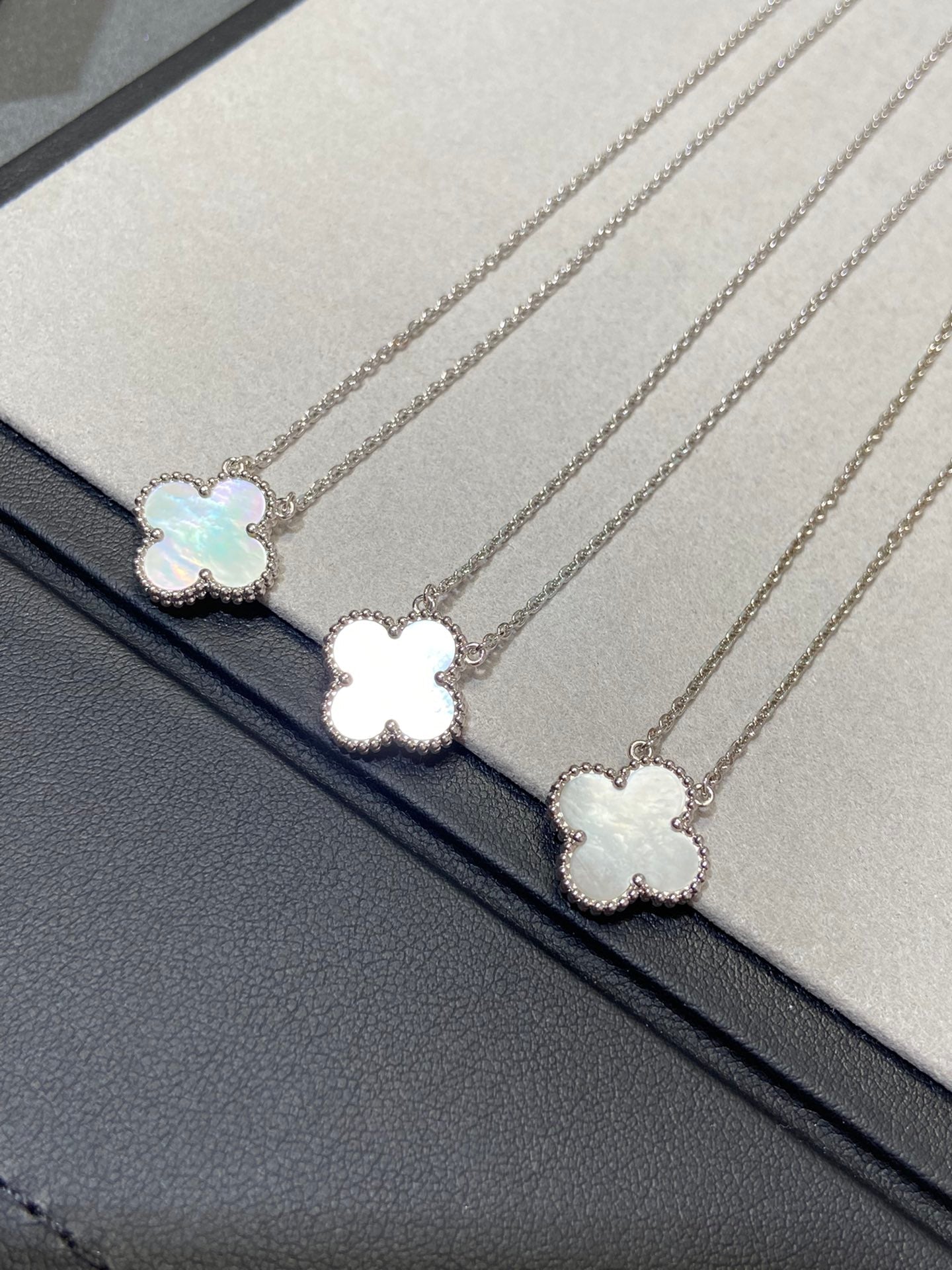 [Amore]CLOVER MEDIUM SILVER WHITE MOP NECKLACE