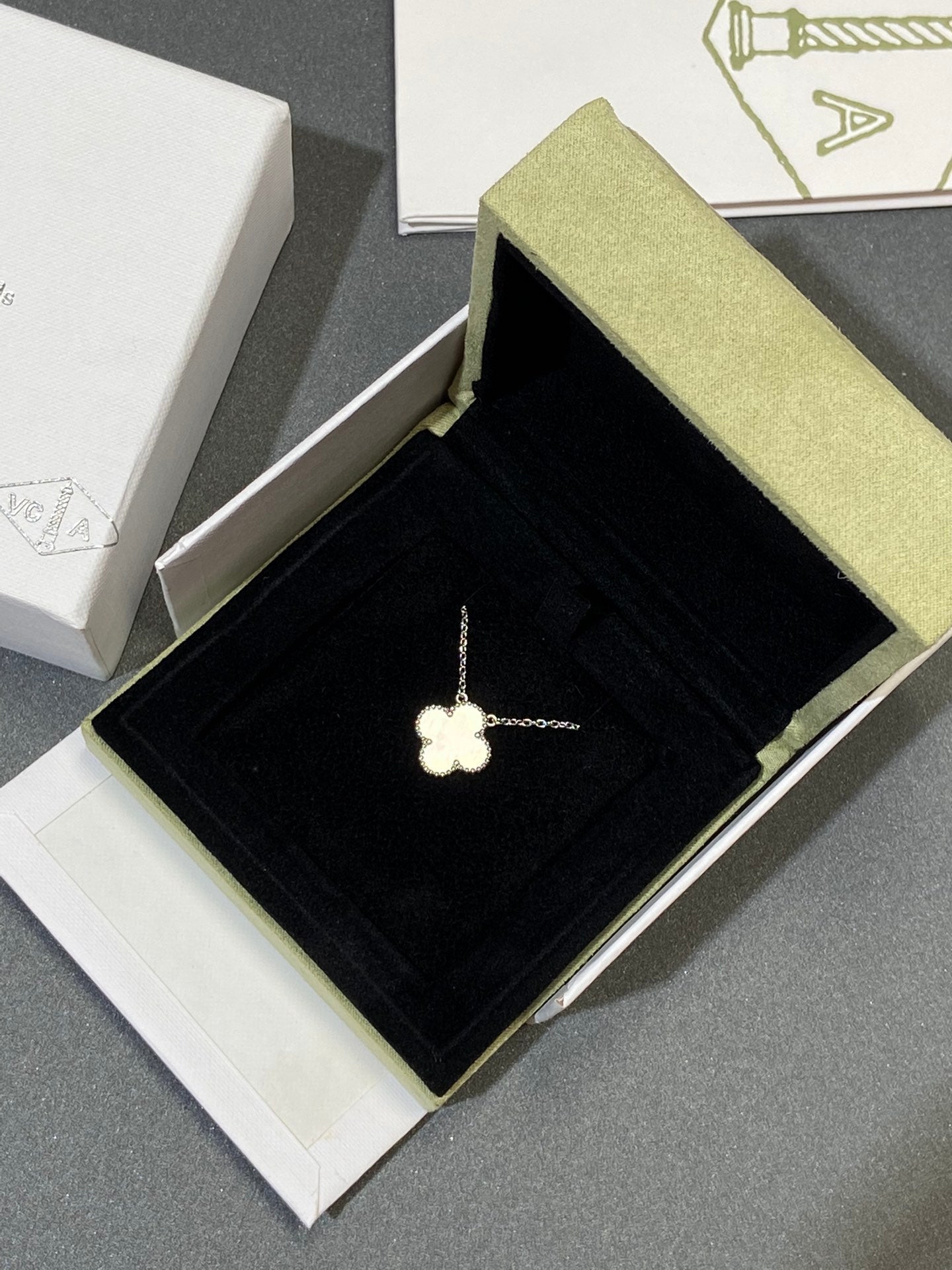 [Amore]CLOVER MEDIUM SILVER WHITE MOP NECKLACE