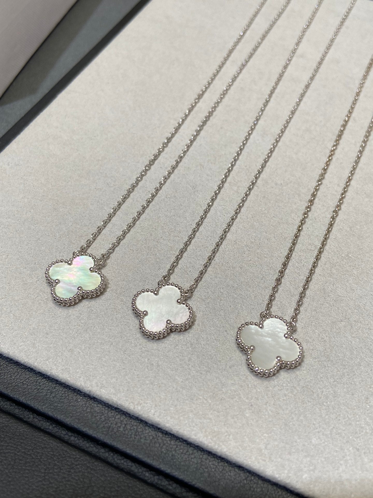 [Amore]CLOVER MEDIUM SILVER WHITE MOP NECKLACE