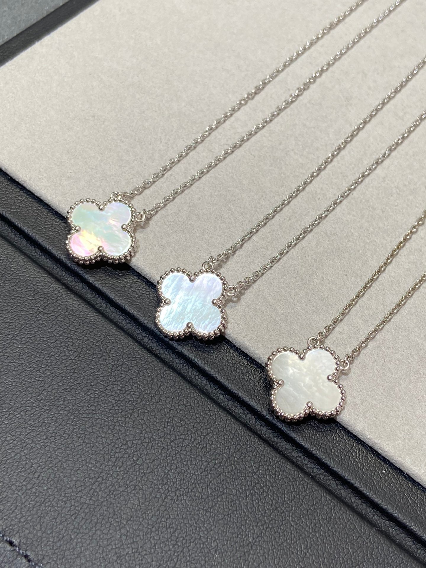 [Amore]CLOVER MEDIUM SILVER WHITE MOP NECKLACE