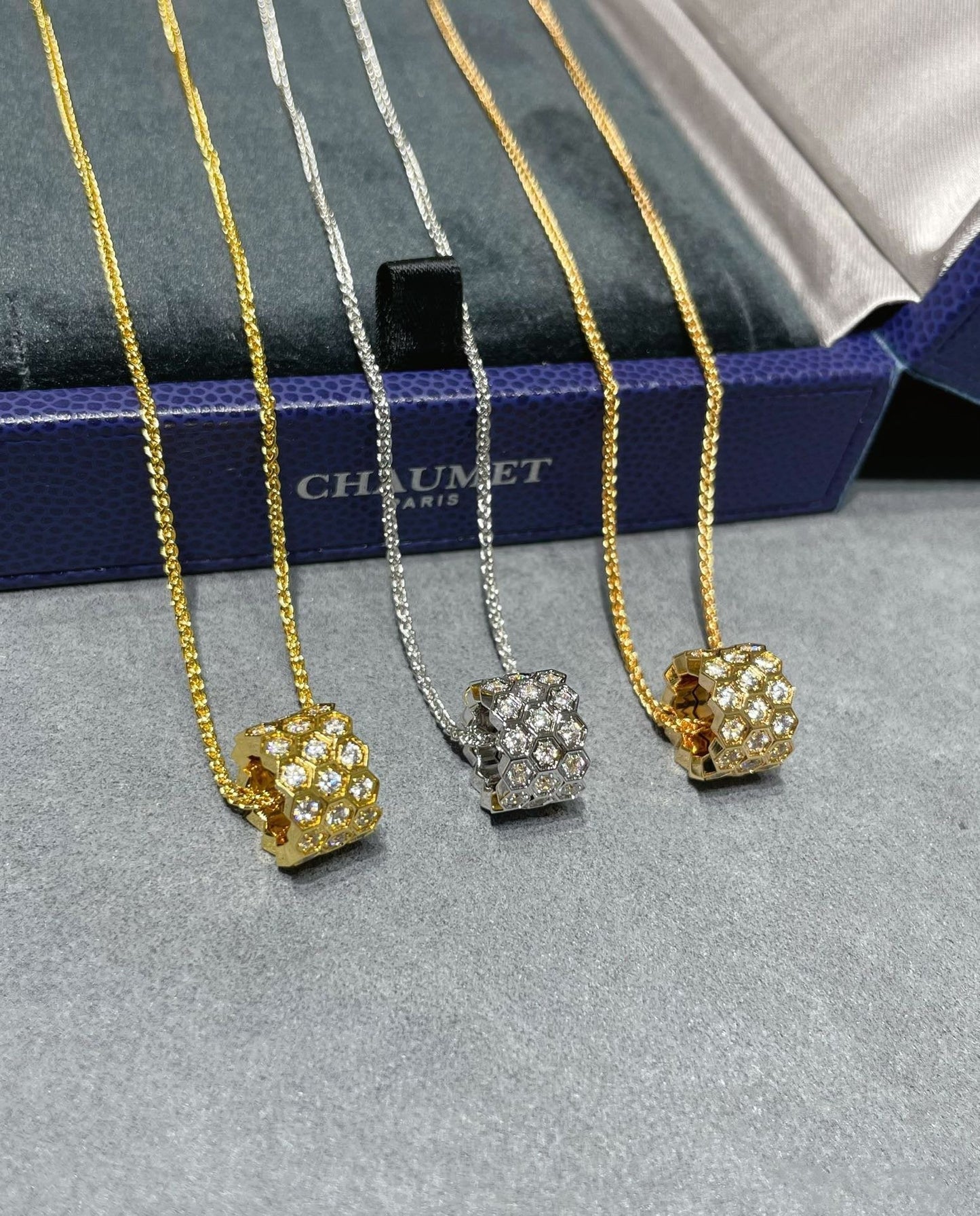 [Amore]BEE LOVE DIAMOND PAVED 3 ROW NECKLACE