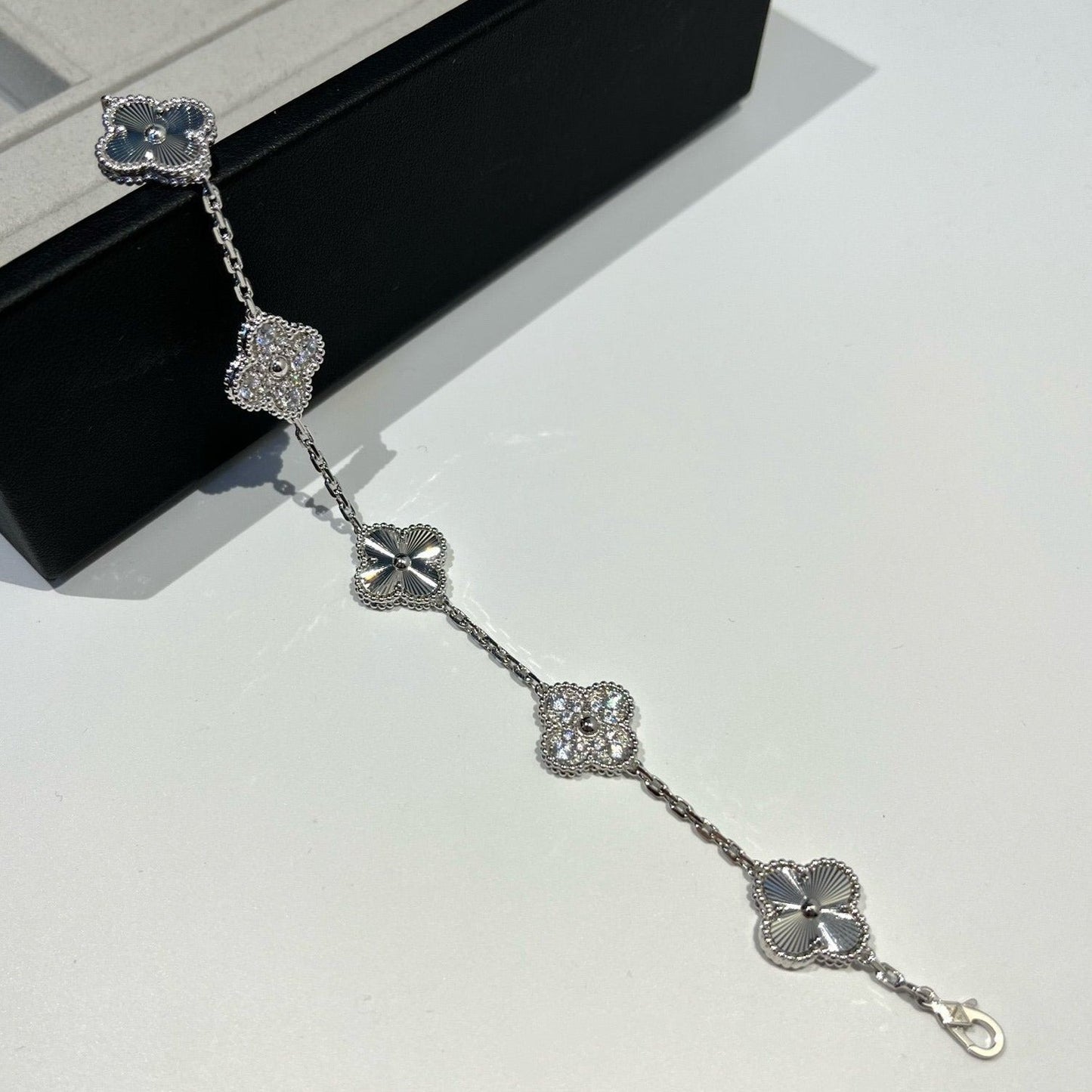 [Amore] CLOVER 5 MOTIF LASER BRACELET COLLECTION