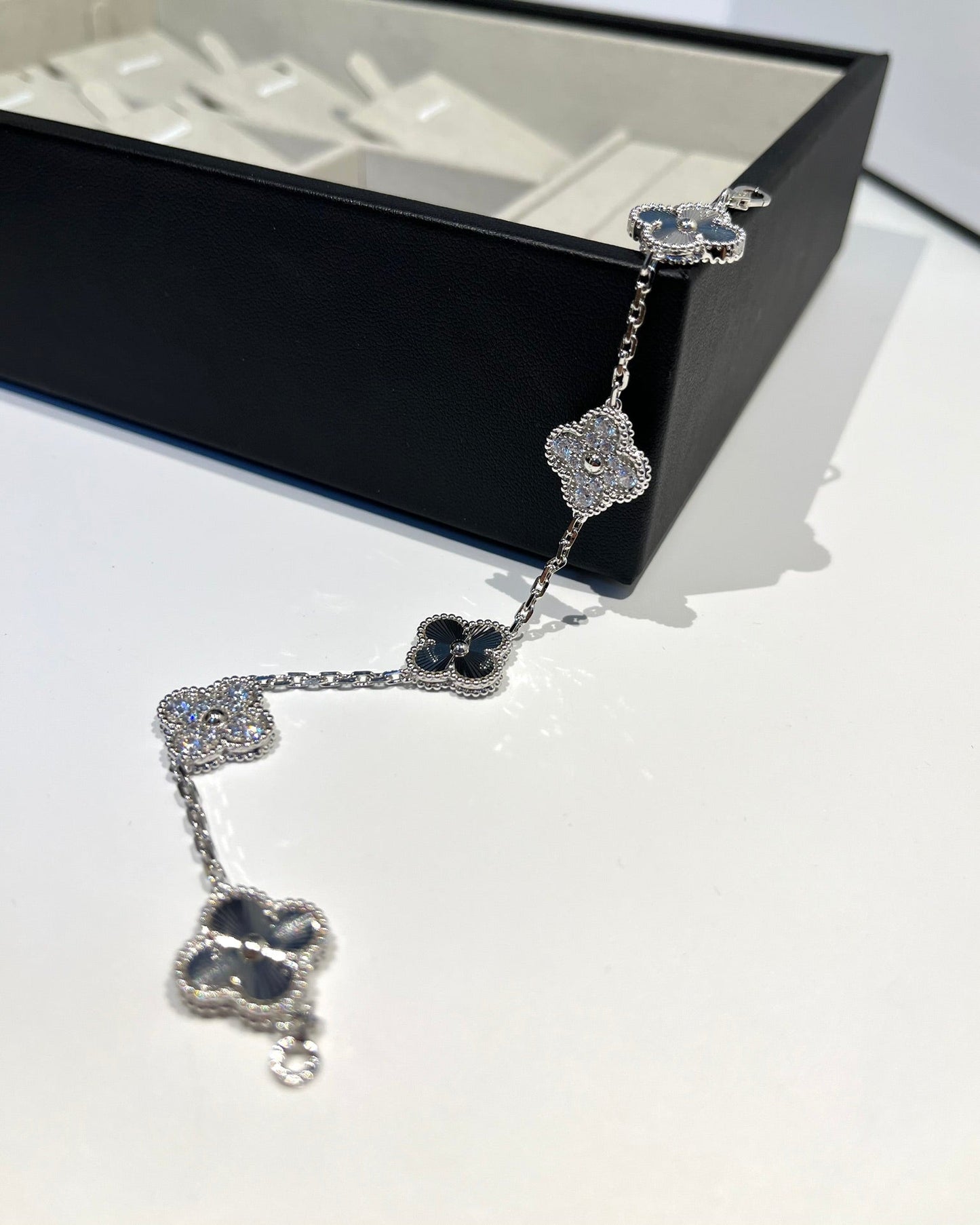 [Amore] CLOVER 5 MOTIF LASER BRACELET COLLECTION