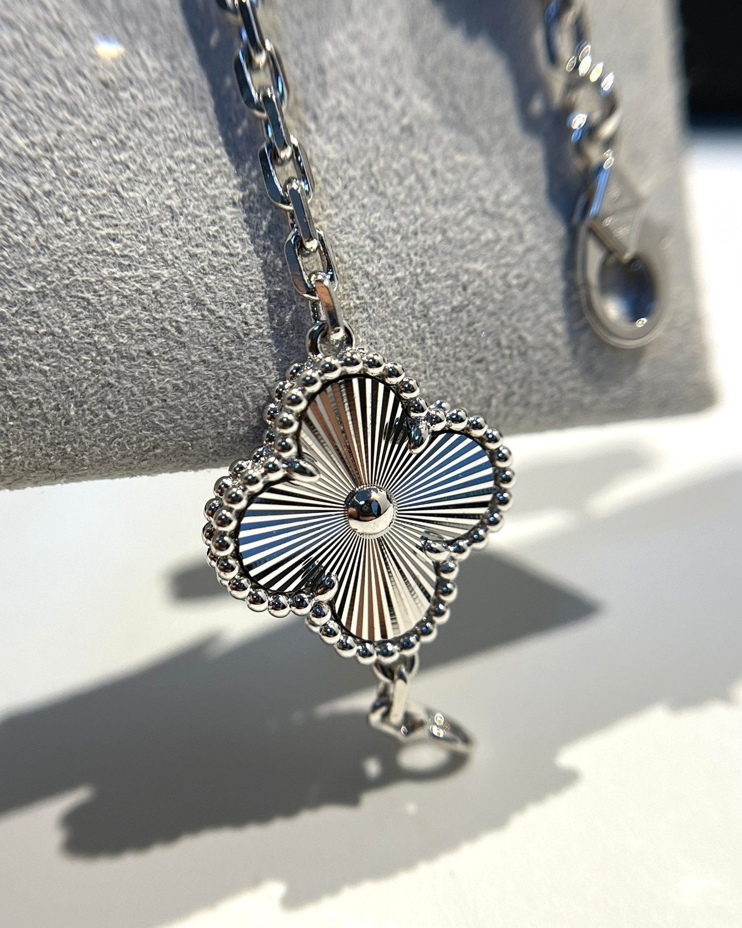 [Amore] CLOVER 5 MOTIF LASER BRACELET COLLECTION