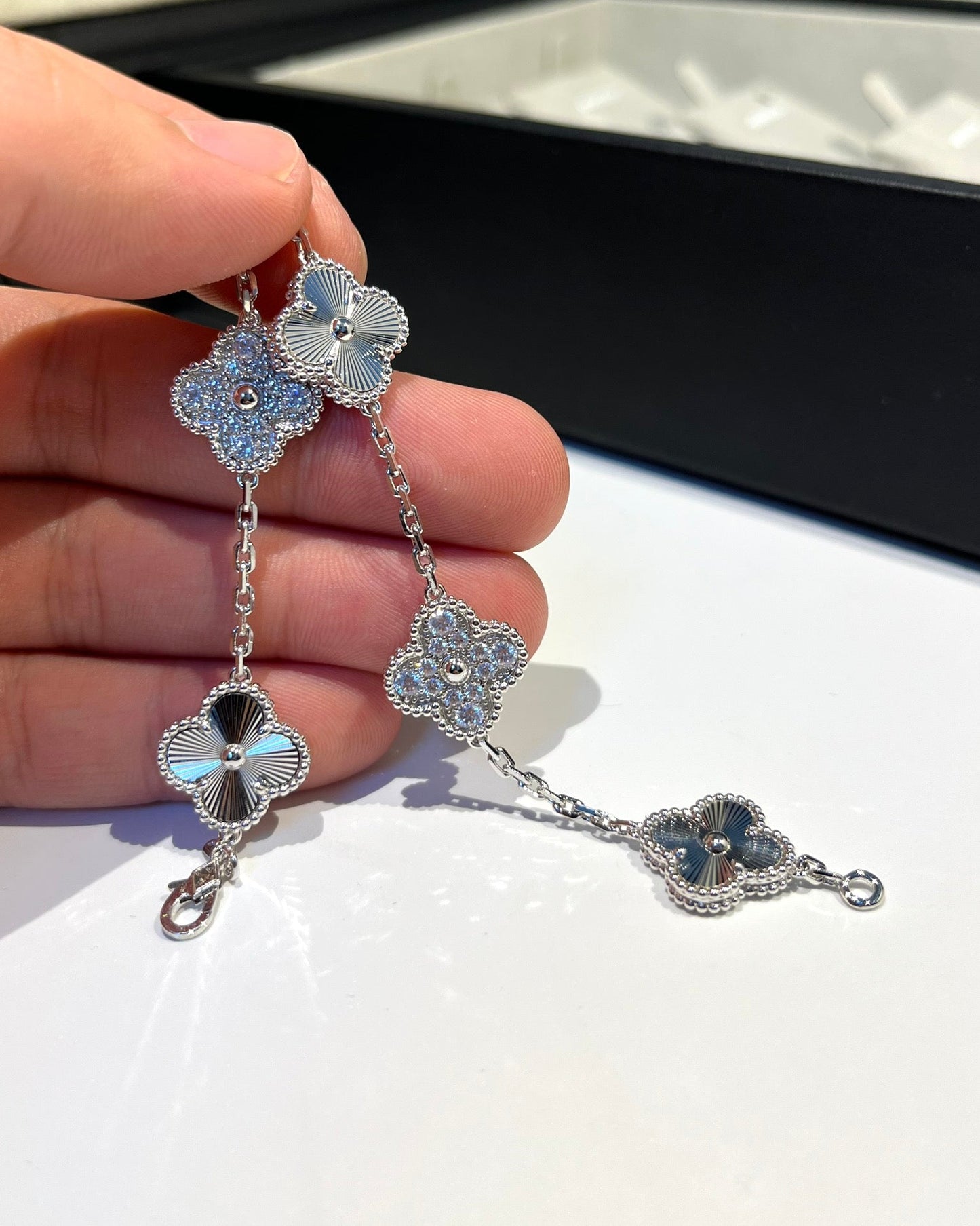 [Amore] CLOVER 5 MOTIF LASER BRACELET COLLECTION