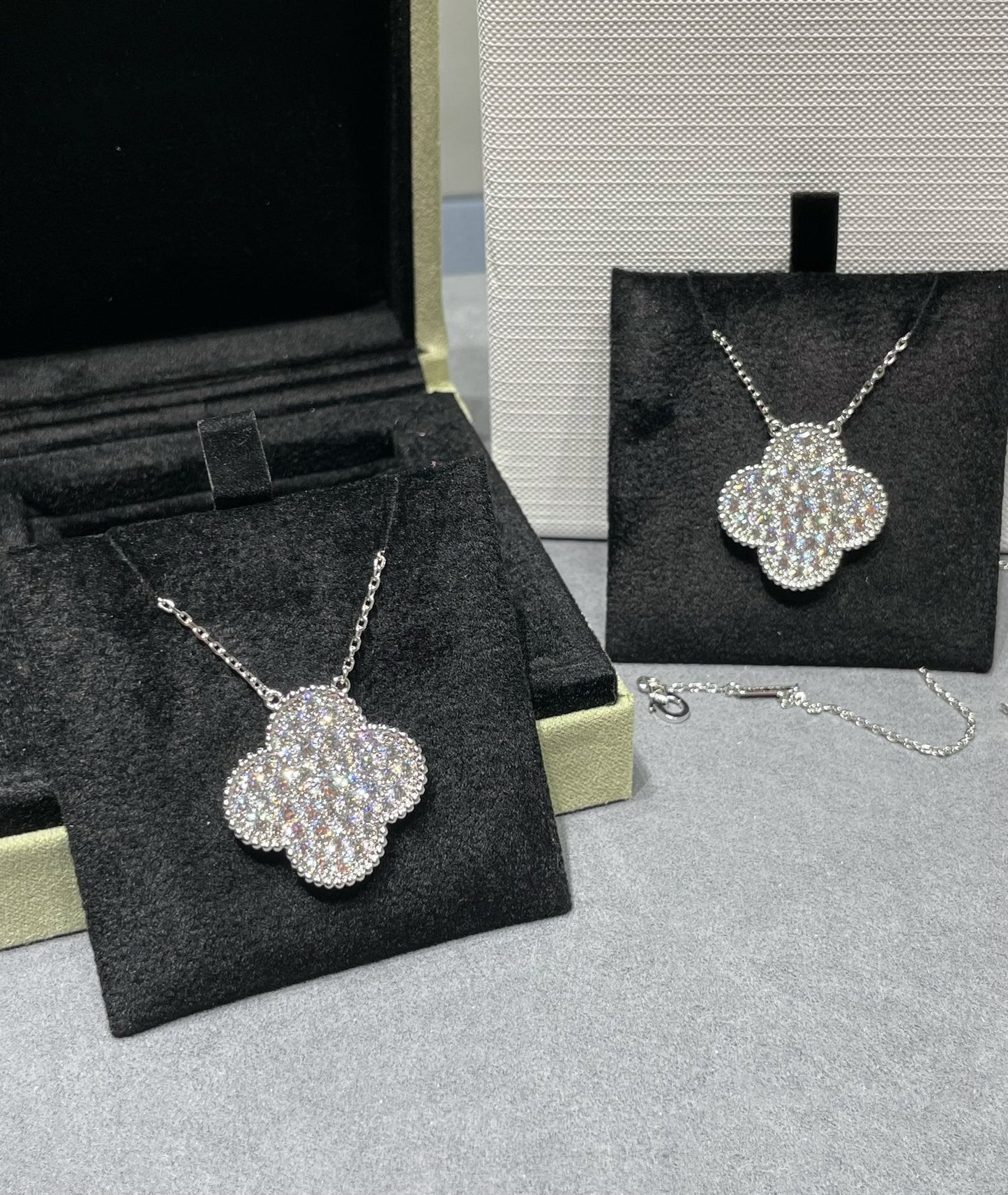 [Amore]CLOVER 25MM LARGE PENDANT DIAMOND PAVED SILVER NECKLACE