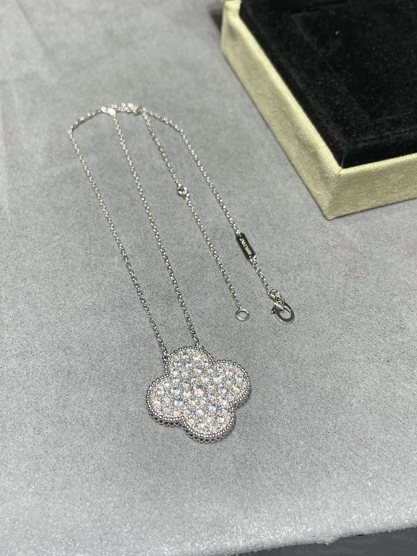 [Amore]CLOVER 25MM LARGE PENDANT DIAMOND PAVED SILVER NECKLACE