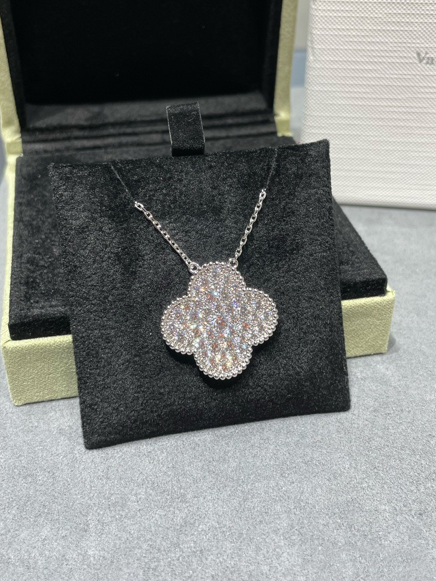 [Amore]CLOVER 25MM LARGE PENDANT DIAMOND PAVED SILVER NECKLACE