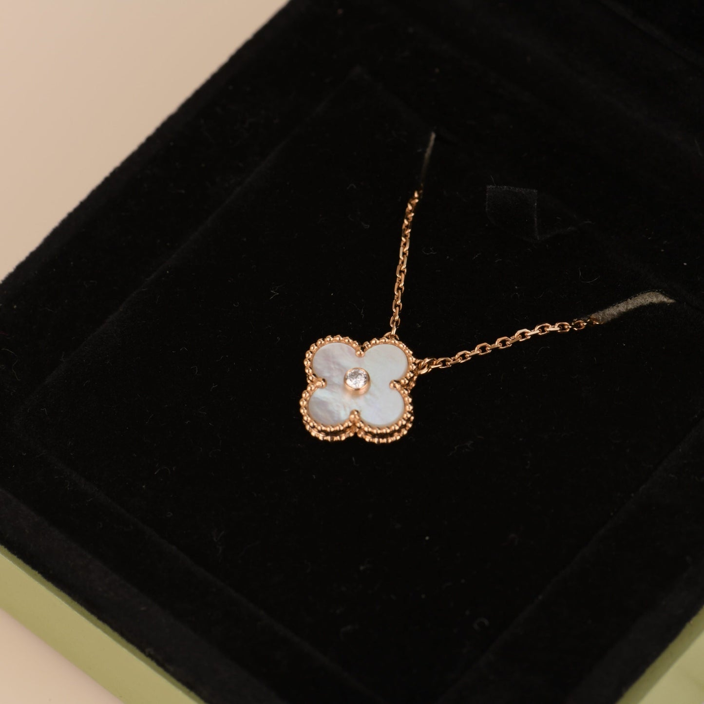 [Amore]CLOVER 15MM DIAMOND WHITE FRITILLARIA NECKLACE