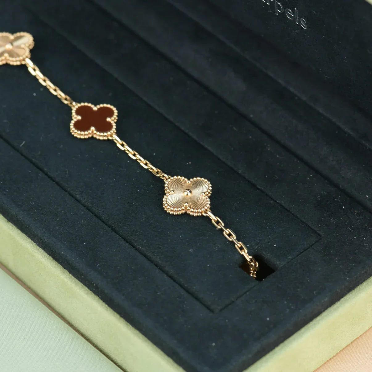 [Amore] CLOVER 5 MOTIF RED CORNELIAN BRACELET COLLECTION