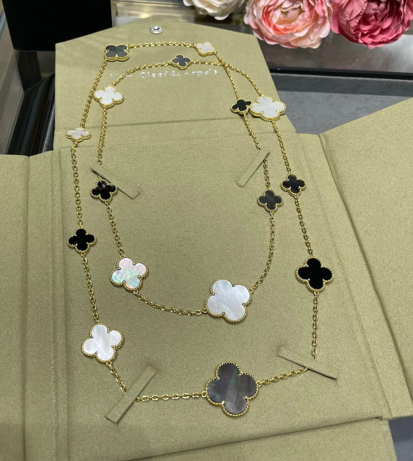 [Amore]CLOVER 16 MOTIF CHALCEDONY MOP Gold NECKLACE