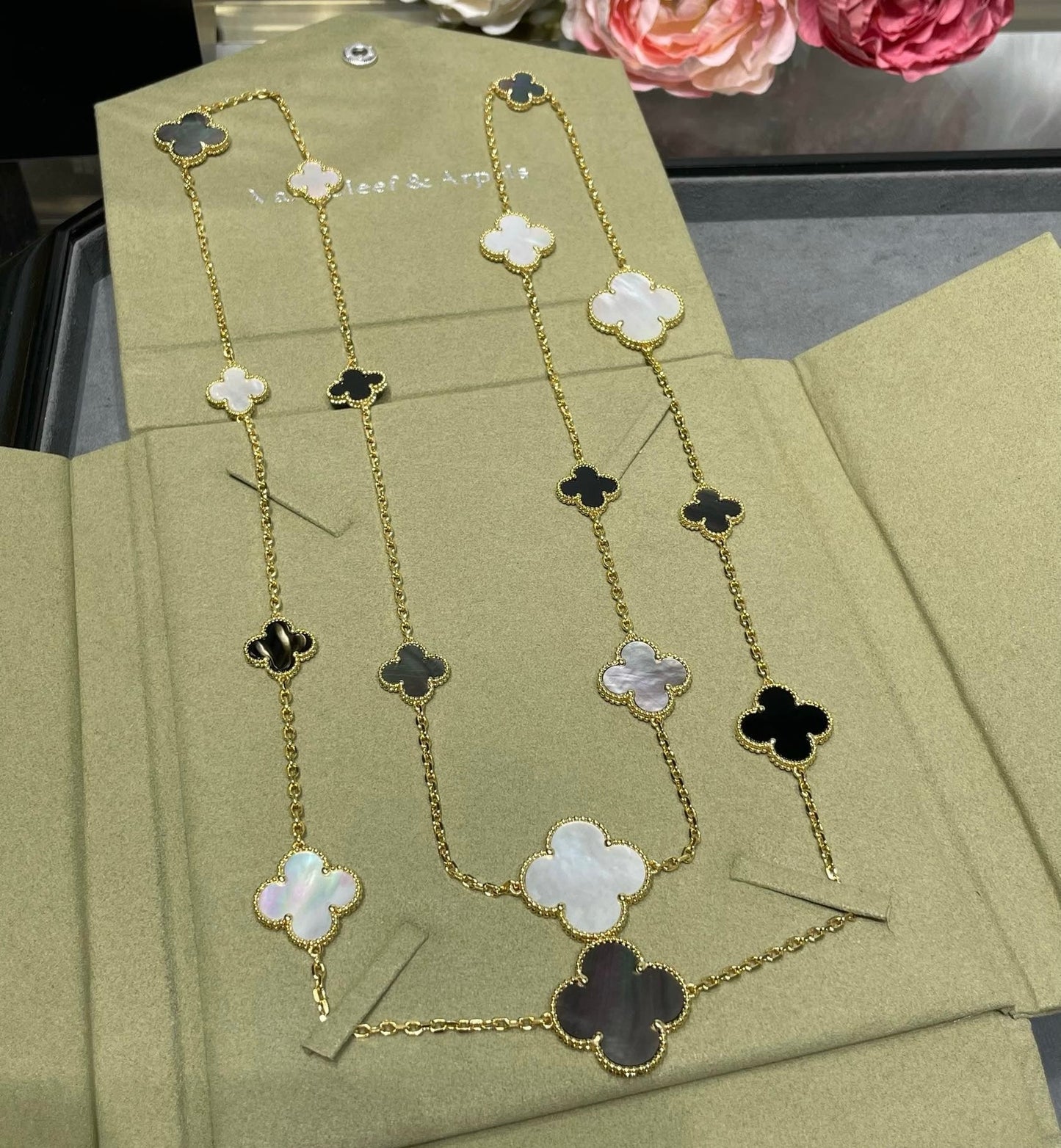 [Amore]CLOVER 16 MOTIF CHALCEDONY MOP Gold NECKLACE