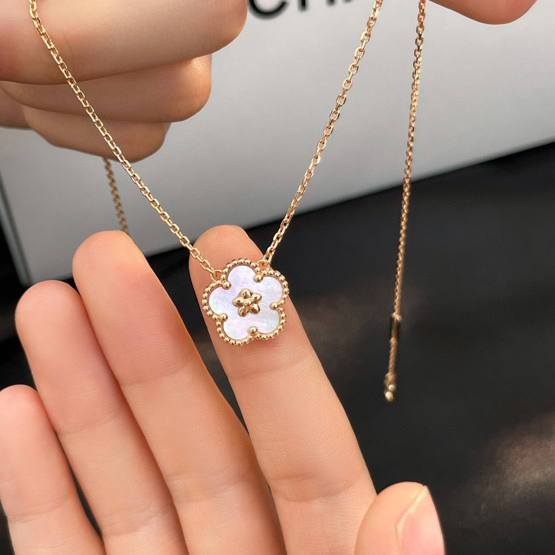 [Amore]LUCKY  WHITE MOP  PLUM BLOSSOM NECKLACE
