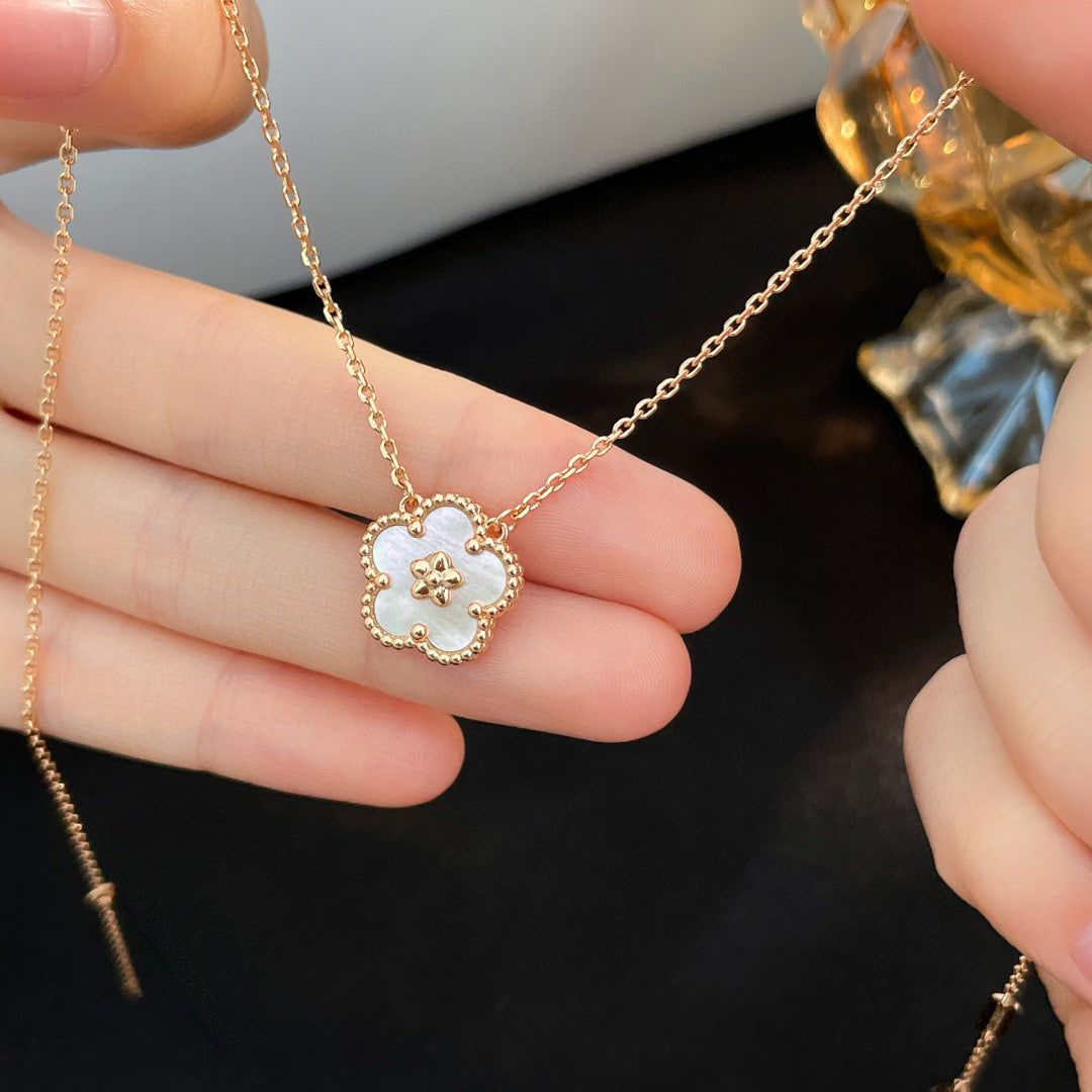 [Amore]LUCKY  WHITE MOP  PLUM BLOSSOM NECKLACE