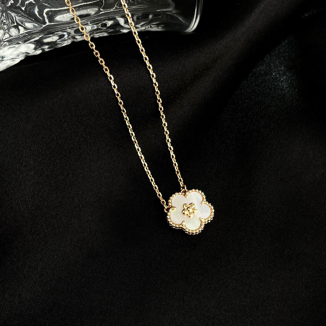 [Amore]LUCKY  WHITE MOP  PLUM BLOSSOM NECKLACE