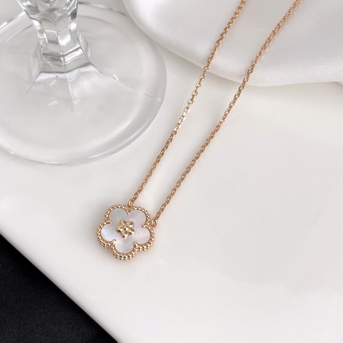 [Amore]LUCKY  WHITE MOP  PLUM BLOSSOM NECKLACE